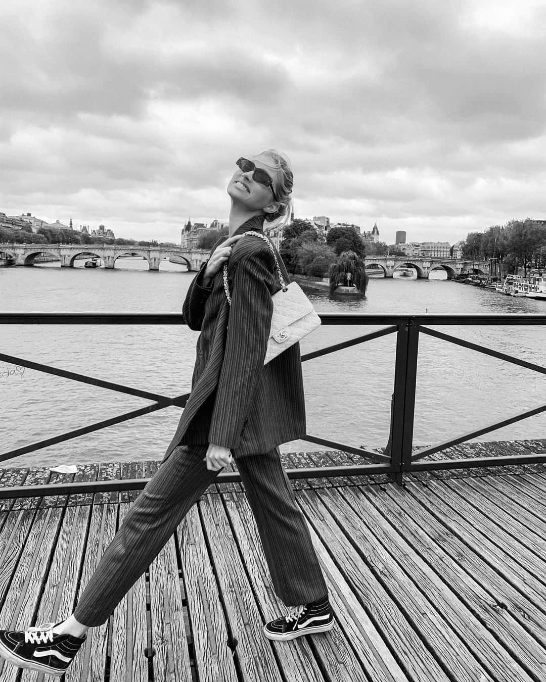 エルザ・ホスクさんのインスタグラム写真 - (エルザ・ホスクInstagram)「Bonjour! Just some pics in my Fav fall suit 🖤」9月25日 23時46分 - hoskelsa