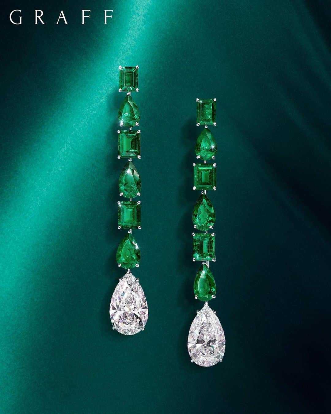 Graffさんのインスタグラム写真 - (GraffInstagram)「Rare, electrifying. . #graffdiamonds #highjewelry #emeraldearrings」9月26日 0時00分 - graff