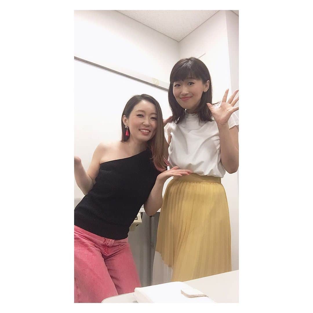 荒牧陽子さんのインスタグラム写真 - (荒牧陽子Instagram)「2019.9.25 今夜くらべてみました ﻿ ┈︎┈︎┈︎┈︎┈︎┈︎┈︎┈︎┈︎┈︎┈︎┈﻿ ご覧下さった皆様、ありがとうございました😊﻿ ものまねのメンバーで和気藹々と収録出来て楽しかった & 心強かったです✩⋆｡˚﻿ 勝手にファミリー感…笑﻿ ﻿ さらに﻿ みんなのものまねを近くで沢山聞けて﻿ 普通に楽しんでました😚﻿ やっぱなんでも生で見るって最高よね。﻿ （生歌聞きに、ライブとか来てね〜！）﻿ ﻿ 森昌子さんのものまねを目の前で見れた事も感激でした！﻿ ﻿ 今くら様、ありがとうございました！﻿ ﻿ ﻿ さ、やることはいっぱいあるっ﻿ 明日も明後日も頑張る！﻿ ﻿ 本番に着用しました白い衣装は @ices_official さんです。﻿ ﻿ ﻿ ✰︎﻿ 荒牧陽子初のカバーアルバムの発売が決定し、そのタイトル案を公募中です。﻿ 皆様からのタイトル案、まだまだお待ちしています！﻿ ﻿ 採用された方のお名前をジャケットに記載させて頂きます！﻿ トップページ（@yoko_aramaki/）にURLを載せていますので、そちらからご応募ください！﻿ すでに送ってくださった皆様、﻿ ありがとうございます！﻿ 全部確認しています！﻿ 他にも思いついたら送ってくださいね♡﻿ 面白いものや、変わったものでも大丈夫です！﻿ ┈︎┈︎┈︎┈︎┈︎┈︎┈︎┈︎┈︎┈︎┈︎┈﻿ #みかん さん﻿ #丸山礼 さん﻿ #沙羅 さん﻿ #坂本冬休み さん﻿ #らりるRIE さん﻿ #荒牧陽子﻿ #色々勉強させて頂きました！﻿ #マイク使いすぎた反省﻿」9月26日 0時12分 - yoko_aramaki