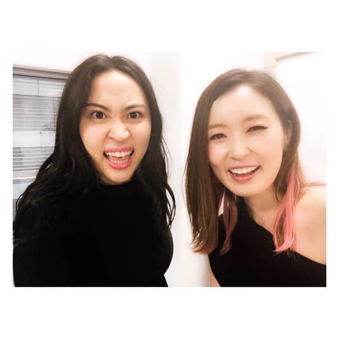 荒牧陽子さんのインスタグラム写真 - (荒牧陽子Instagram)「2019.9.25 今夜くらべてみました ﻿ ┈︎┈︎┈︎┈︎┈︎┈︎┈︎┈︎┈︎┈︎┈︎┈﻿ ご覧下さった皆様、ありがとうございました😊﻿ ものまねのメンバーで和気藹々と収録出来て楽しかった & 心強かったです✩⋆｡˚﻿ 勝手にファミリー感…笑﻿ ﻿ さらに﻿ みんなのものまねを近くで沢山聞けて﻿ 普通に楽しんでました😚﻿ やっぱなんでも生で見るって最高よね。﻿ （生歌聞きに、ライブとか来てね〜！）﻿ ﻿ 森昌子さんのものまねを目の前で見れた事も感激でした！﻿ ﻿ 今くら様、ありがとうございました！﻿ ﻿ ﻿ さ、やることはいっぱいあるっ﻿ 明日も明後日も頑張る！﻿ ﻿ 本番に着用しました白い衣装は @ices_official さんです。﻿ ﻿ ﻿ ✰︎﻿ 荒牧陽子初のカバーアルバムの発売が決定し、そのタイトル案を公募中です。﻿ 皆様からのタイトル案、まだまだお待ちしています！﻿ ﻿ 採用された方のお名前をジャケットに記載させて頂きます！﻿ トップページ（@yoko_aramaki/）にURLを載せていますので、そちらからご応募ください！﻿ すでに送ってくださった皆様、﻿ ありがとうございます！﻿ 全部確認しています！﻿ 他にも思いついたら送ってくださいね♡﻿ 面白いものや、変わったものでも大丈夫です！﻿ ┈︎┈︎┈︎┈︎┈︎┈︎┈︎┈︎┈︎┈︎┈︎┈﻿ #みかん さん﻿ #丸山礼 さん﻿ #沙羅 さん﻿ #坂本冬休み さん﻿ #らりるRIE さん﻿ #荒牧陽子﻿ #色々勉強させて頂きました！﻿ #マイク使いすぎた反省﻿」9月26日 0時12分 - yoko_aramaki