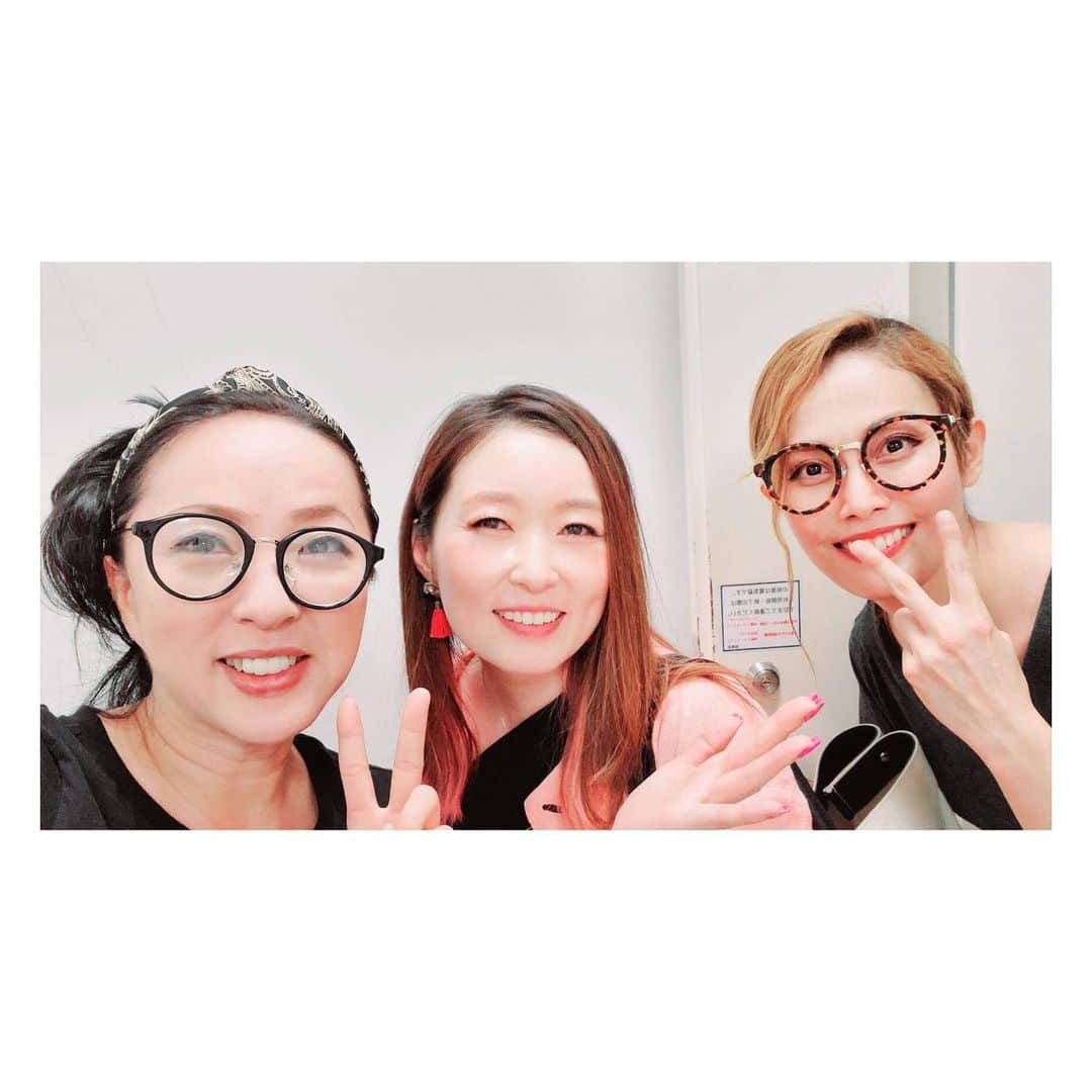 荒牧陽子さんのインスタグラム写真 - (荒牧陽子Instagram)「2019.9.25 今夜くらべてみました ﻿ ┈︎┈︎┈︎┈︎┈︎┈︎┈︎┈︎┈︎┈︎┈︎┈﻿ ご覧下さった皆様、ありがとうございました😊﻿ ものまねのメンバーで和気藹々と収録出来て楽しかった & 心強かったです✩⋆｡˚﻿ 勝手にファミリー感…笑﻿ ﻿ さらに﻿ みんなのものまねを近くで沢山聞けて﻿ 普通に楽しんでました😚﻿ やっぱなんでも生で見るって最高よね。﻿ （生歌聞きに、ライブとか来てね〜！）﻿ ﻿ 森昌子さんのものまねを目の前で見れた事も感激でした！﻿ ﻿ 今くら様、ありがとうございました！﻿ ﻿ ﻿ さ、やることはいっぱいあるっ﻿ 明日も明後日も頑張る！﻿ ﻿ 本番に着用しました白い衣装は @ices_official さんです。﻿ ﻿ ﻿ ✰︎﻿ 荒牧陽子初のカバーアルバムの発売が決定し、そのタイトル案を公募中です。﻿ 皆様からのタイトル案、まだまだお待ちしています！﻿ ﻿ 採用された方のお名前をジャケットに記載させて頂きます！﻿ トップページ（@yoko_aramaki/）にURLを載せていますので、そちらからご応募ください！﻿ すでに送ってくださった皆様、﻿ ありがとうございます！﻿ 全部確認しています！﻿ 他にも思いついたら送ってくださいね♡﻿ 面白いものや、変わったものでも大丈夫です！﻿ ┈︎┈︎┈︎┈︎┈︎┈︎┈︎┈︎┈︎┈︎┈︎┈﻿ #みかん さん﻿ #丸山礼 さん﻿ #沙羅 さん﻿ #坂本冬休み さん﻿ #らりるRIE さん﻿ #荒牧陽子﻿ #色々勉強させて頂きました！﻿ #マイク使いすぎた反省﻿」9月26日 0時12分 - yoko_aramaki