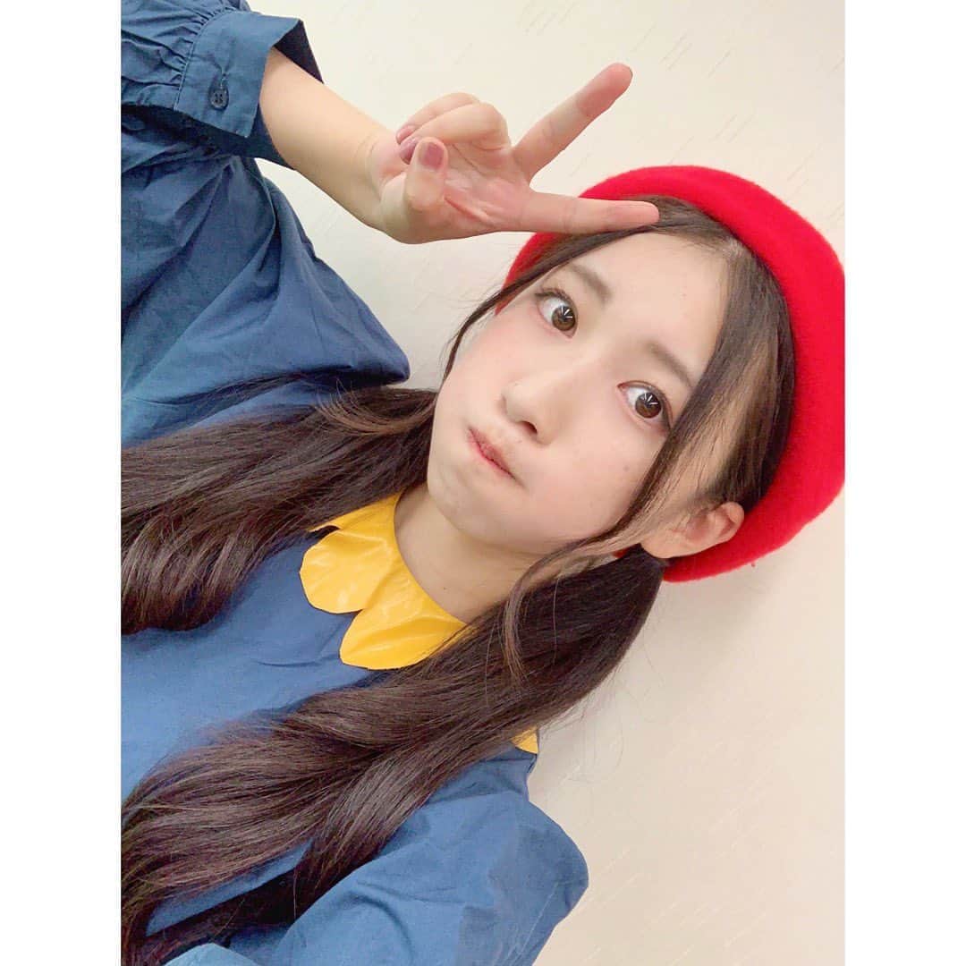 のインスタグラム：「. あんまり撮らないキッズボンボン衣装の自撮り🤳💫 珍しく撮ったから載せてみる😎✌️ でもなんでこんなむすっとしてるんだ😂😂 もっと笑えばよかった〜〜😂😂笑笑 . 帽子で結構印象変わる気がするから 秋冬は、色んな帽子かぶってみたいなあ！👒 . #キッズボンボン #いちなる #帽子 #hat #ベレー帽 #me」