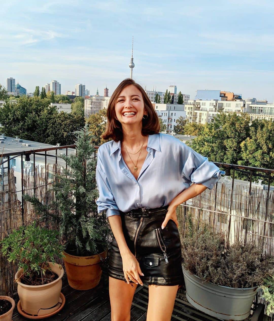 のインスタグラム：「ベルリンで誕生日を迎えました！ 沢山のお祝いメッセージありがとうございます😭  2ヶ月間こっちで過ごした時間はかけがえのないものになりました。 感動もいっぱいしたし、泣いたし、笑ったし、出会ったひとりひとりと過ごした大切な時間は一生忘れない。ベルリンにいる自分は誰も知らない私で、街を歩いてる時は一人の女の子。素直に物事を感じ、起こることに身を任せ、興味あるものに噛みつき、そしてこれからの自分のやりたい事への課題や目標も立てられた。こんなに素晴らしい旅になるとは思いもしなかった。 助けてくれた人達に感謝でいっぱいです。早く日本に戻ってインプットしたものを全部アウトプットしたい！！ いつもサポートしてくれてる皆さん 心からありがとうございます」