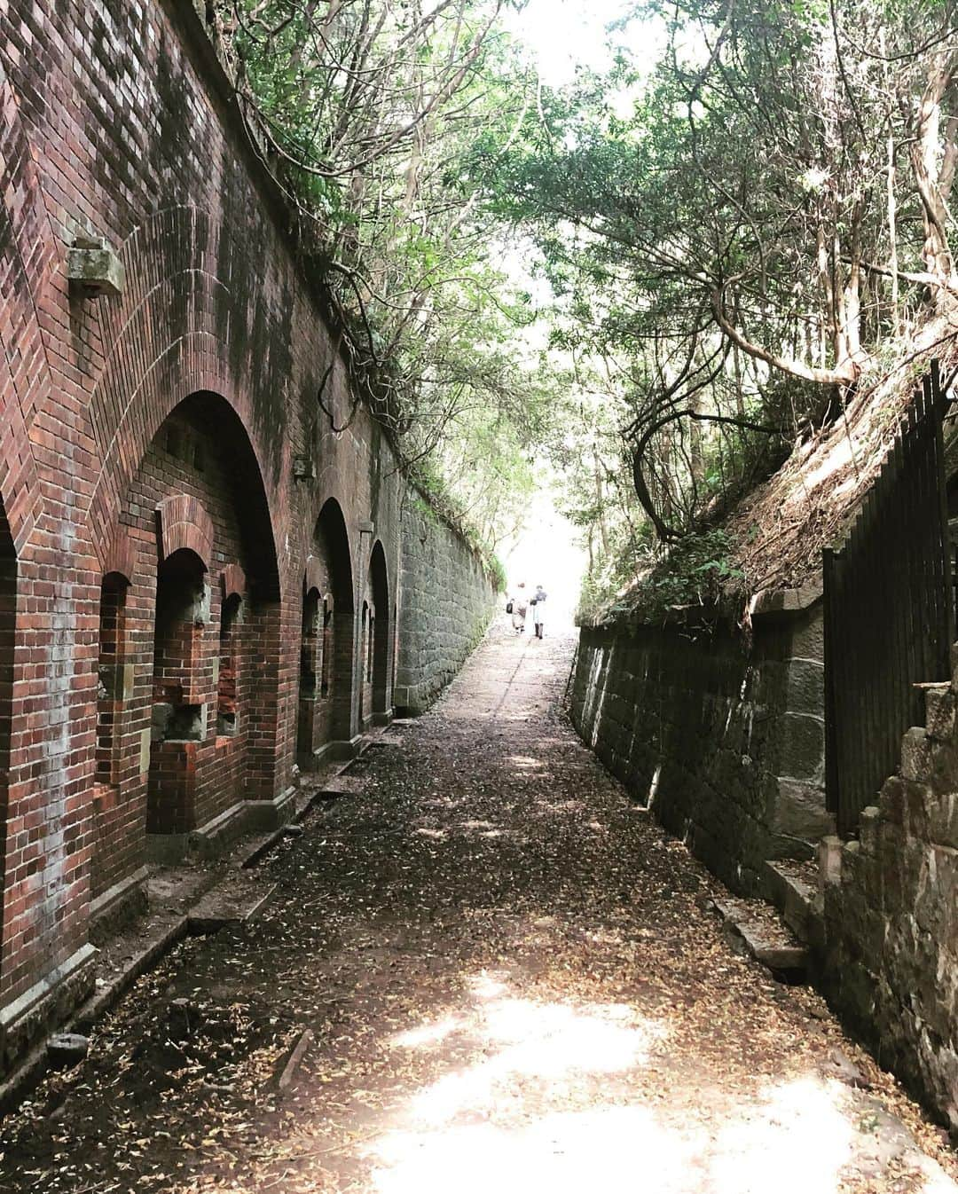 大村ジーニアスさんのインスタグラム写真 - (大村ジーニアスInstagram)「「友ヶ島」余韻えぐい・・・ ダブルヒガシの東は 島での心地よさを言葉で表現する時 「エグ〜」とか「やば〜」だけ言ってた 余韻エグ〜 2年ぐらいしたらまた行きたい！ 伊織はずっと山道で木の枝踏んだ音でめちゃくちゃビビってた！」9月26日 0時20分 - kenjitimekenjitime