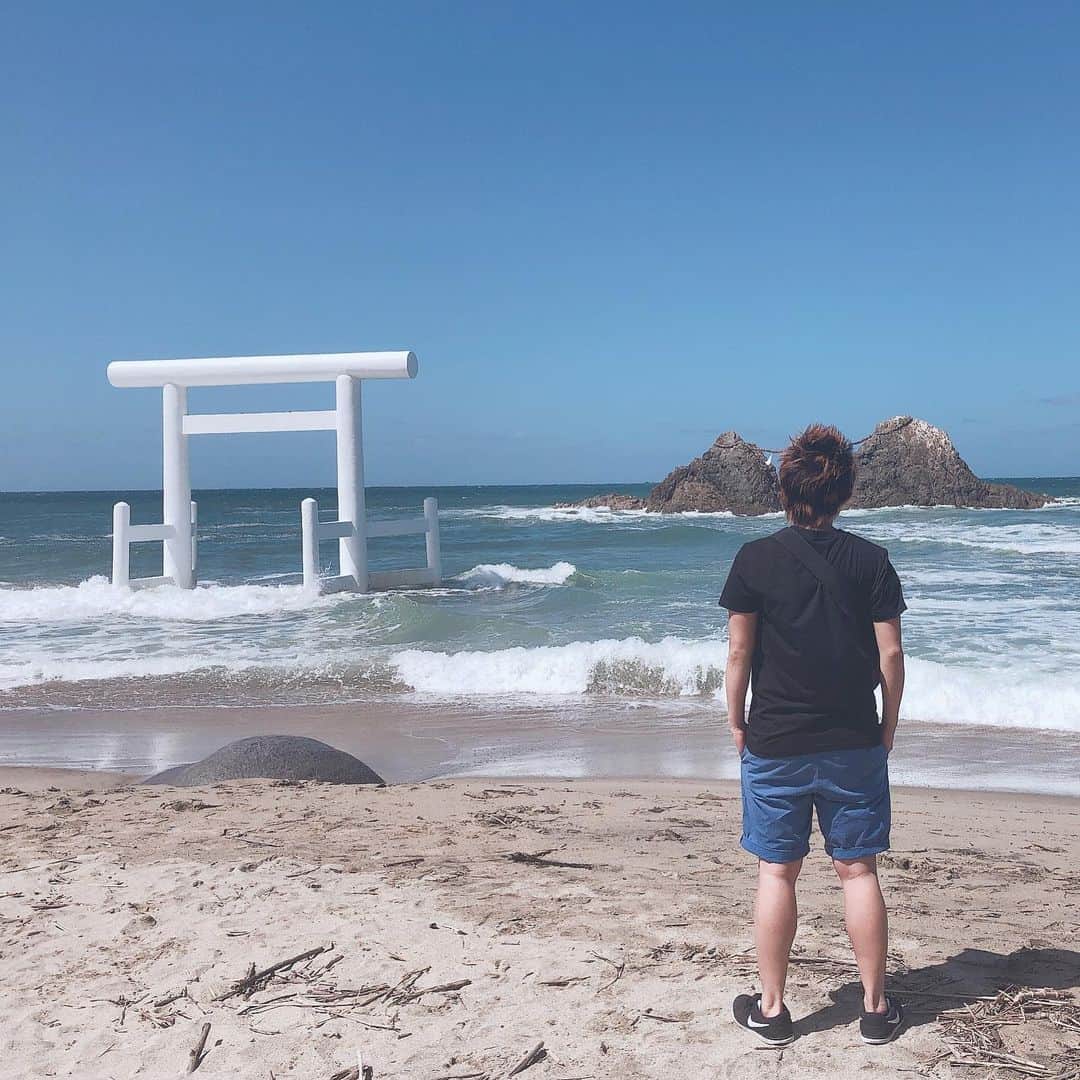 小野崎玲皇のインスタグラム：「福岡の海を眺めている後ろ姿🦁 からの海から戻ってくる謎のドヤ顔🤔載せときます。笑 おやすみなさい🦁💤」