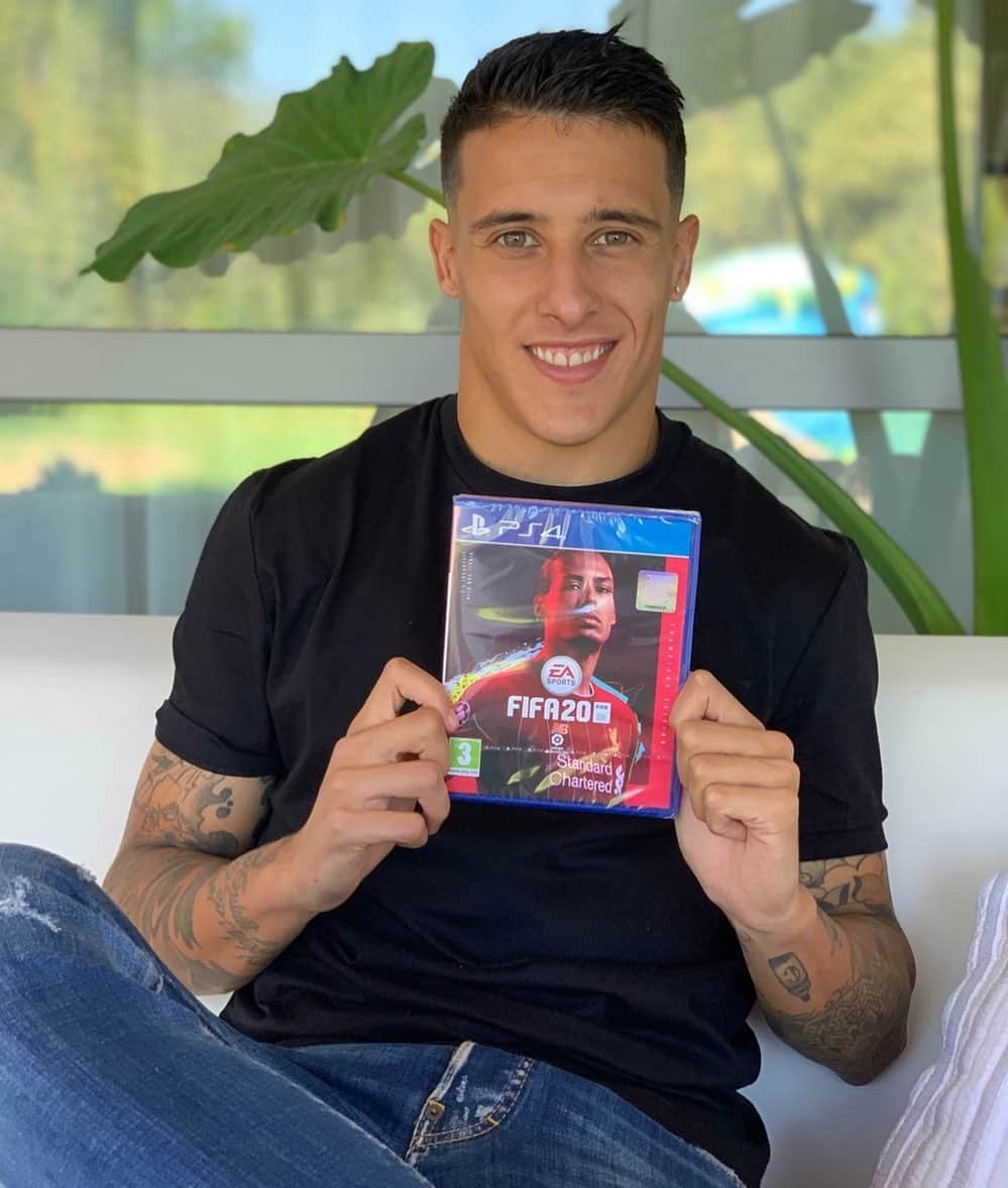 クリスティアン・テージョのインスタグラム：「Muchas gracias a @ttdvideojuegos por tenerme siempre a la última!!! 😀💚 Vamos a probarlo...Os gusta?🎮 @easportsfifa #Fifa20」