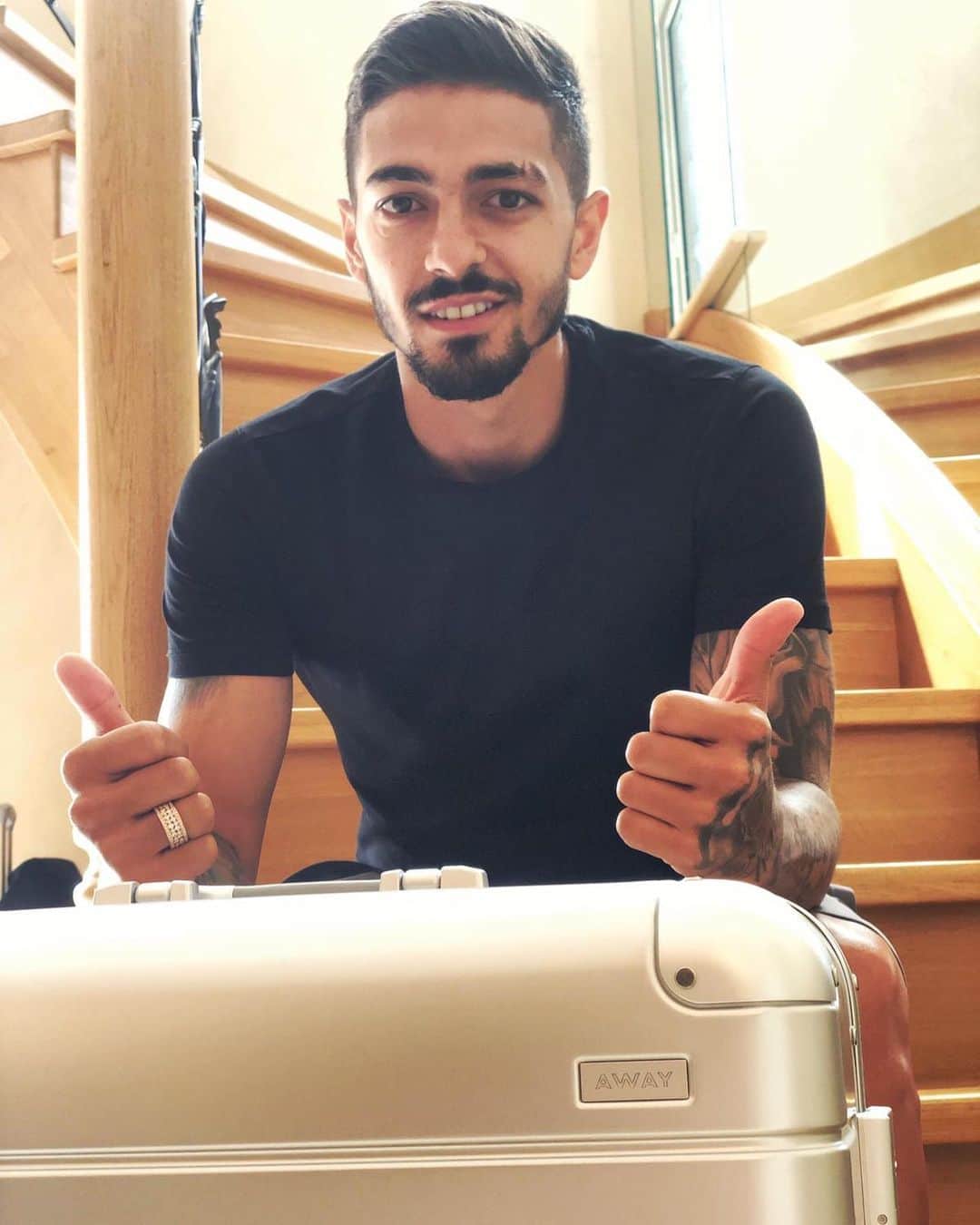 マヌエル・ランシニのインスタグラム：「💼 @away #TravelAway」