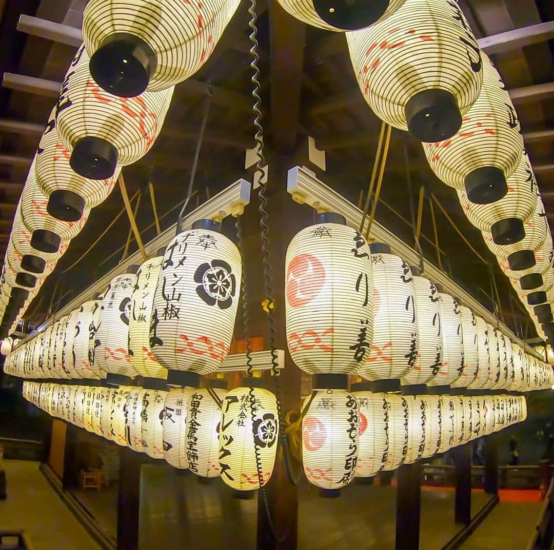 Bi Rod by Lumica.さんのインスタグラム写真 - (Bi Rod by Lumica.Instagram)「「八坂神社　舞殿」  京都にある八坂神社の舞殿をBi Rodで撮影しました。 Bi Rodなら舞殿上部の提灯からの撮影も可能です。  https://www.birodstore.com/  さぁあなたも前人未到の視点へ "Yasaka Shrine Dance Hall"  I photographed the dance hall of Yasaka Shrine in Kyoto with Bi Rod. Bi Rod can also shoot from the lantern at the top of Maiden. ▶ Please check the product link from the profile https://www.birodstore.com/ "Well, to your unexpected perspective"  #birod #7500 #7.5m #lumica #ルミカ#highangle #highview #Instagood  #smartphoneholder #ハイアングル　#Highangle  #HiangleView　#notdrone #osmo #gopro #gopro7 #kotowa #kotowa京都八坂 #八坂神社 #舞殿 #japanese #japan #日本 #京都　＃KYOTO」9月26日 12時15分 - birod_photo