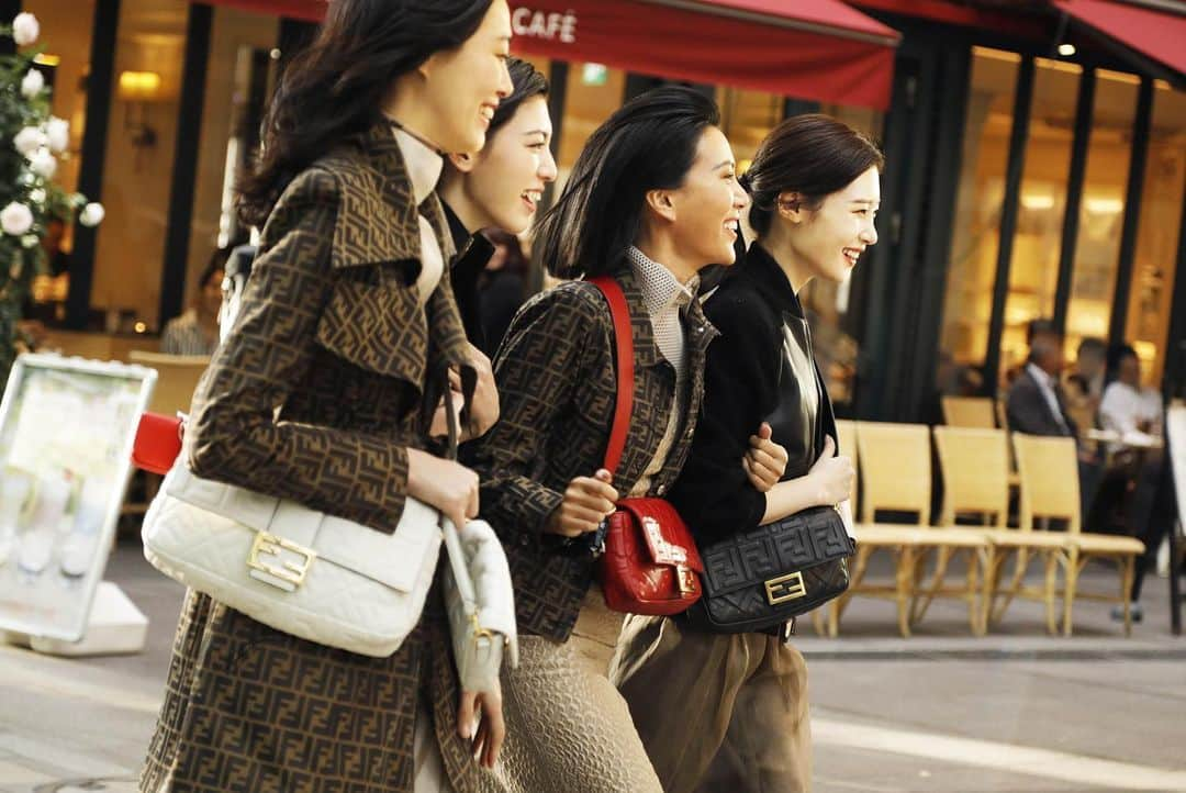 三吉彩花さんのインスタグラム写真 - (三吉彩花Instagram)「Walking around Tokyo with sweet girls @j_chaeyeoni @t1any1 @molly_chiang with @mandy_sekiguchi_official and a new baggage💃  That is the nicest sense!! Thanks to @fendi @fisforfendi team for their support.🖤🖤🖤」9月26日 10時49分 - miyoshi.aa