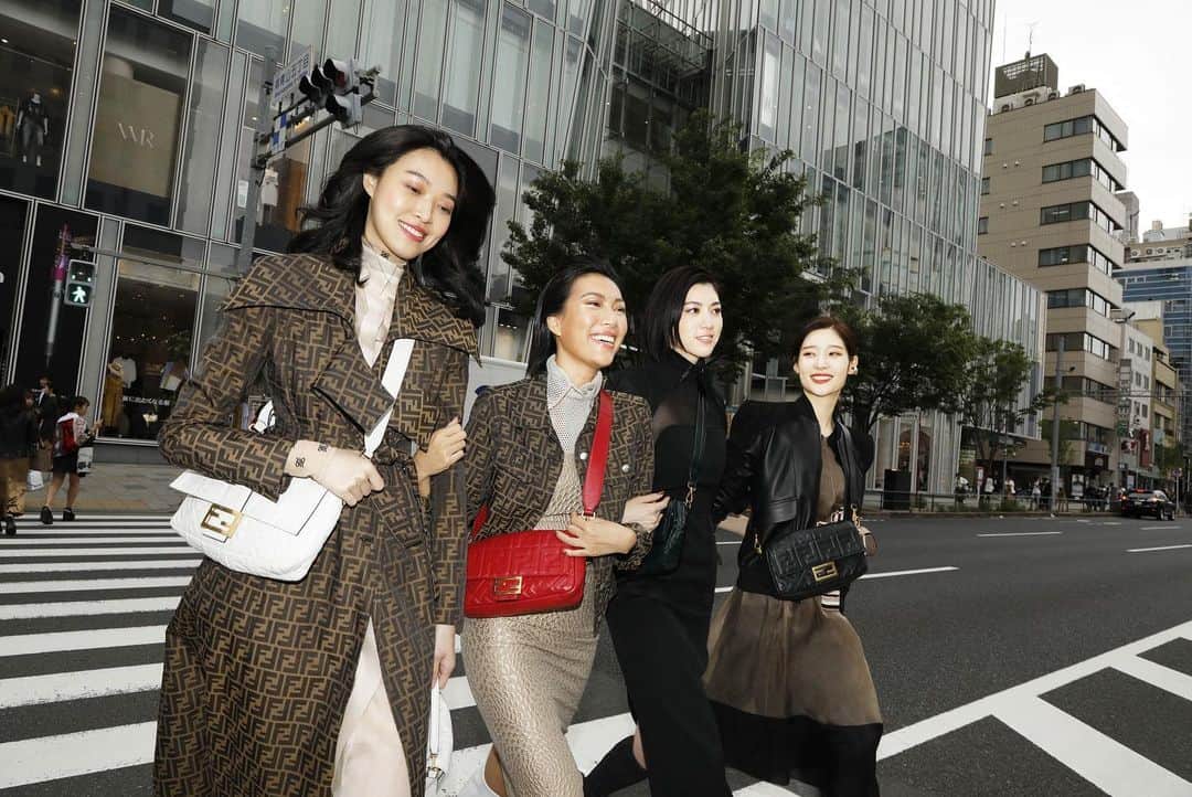 三吉彩花さんのインスタグラム写真 - (三吉彩花Instagram)「Walking around Tokyo with sweet girls @j_chaeyeoni @t1any1 @molly_chiang with @mandy_sekiguchi_official and a new baggage💃  That is the nicest sense!! Thanks to @fendi @fisforfendi team for their support.🖤🖤🖤」9月26日 10時49分 - miyoshi.aa
