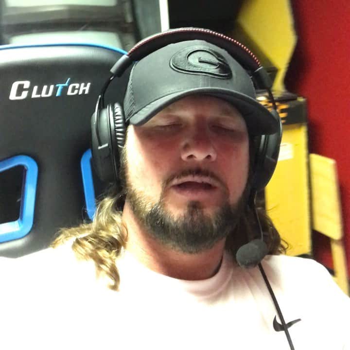 アレン・ジョーンズのインスタグラム：「PUBG on mixer.com/STYLESCLASH now!!」
