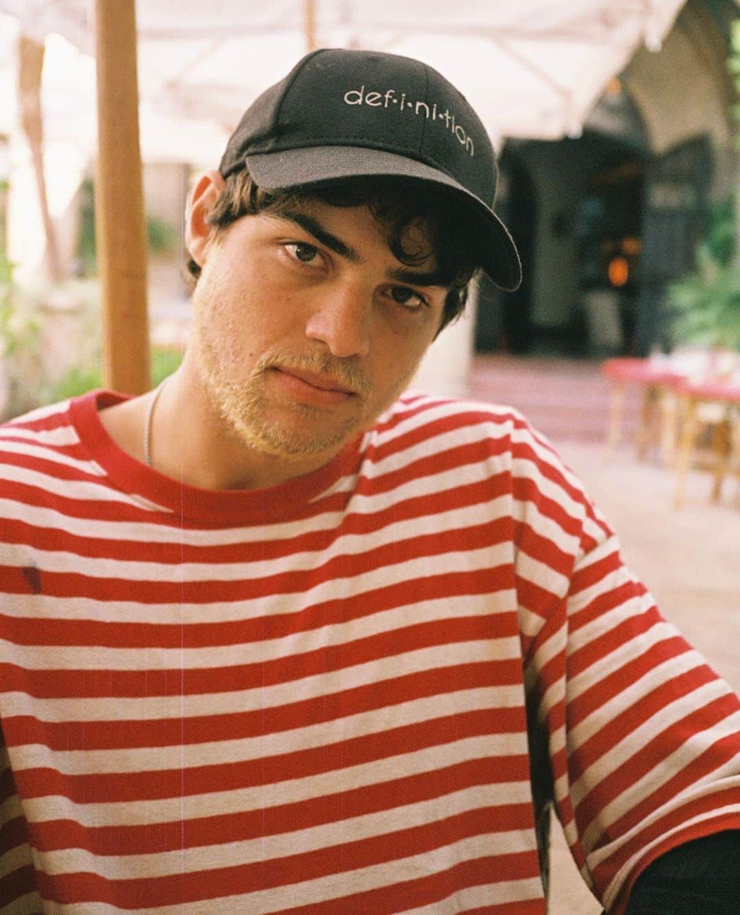 ノア・センティネオのインスタグラム：「Dis me, trying not to laugh, then failing... miserably」