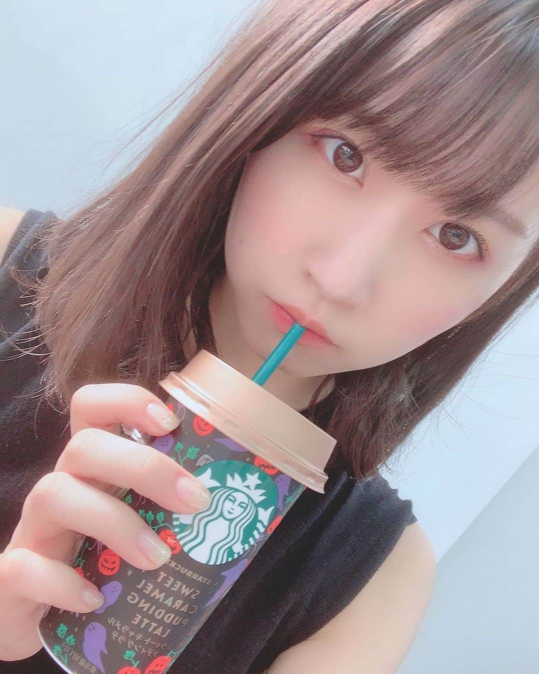 八木沙季のインスタグラム：「🥤🥤 . スタバのスウィートキャラメルプディングラテ❤️ めっちゃおいしかったーーー☺️ コンビニで何かしら飲み物買うのが毎日の楽しみ🥺 最近セブンイレブンのダブルクリーミーもお気に入り🥰 . #カフェラテ  #スタバ  #スウィートキャラメルプディングラテ  #セブンイレブン  #ダブルクリーミー」