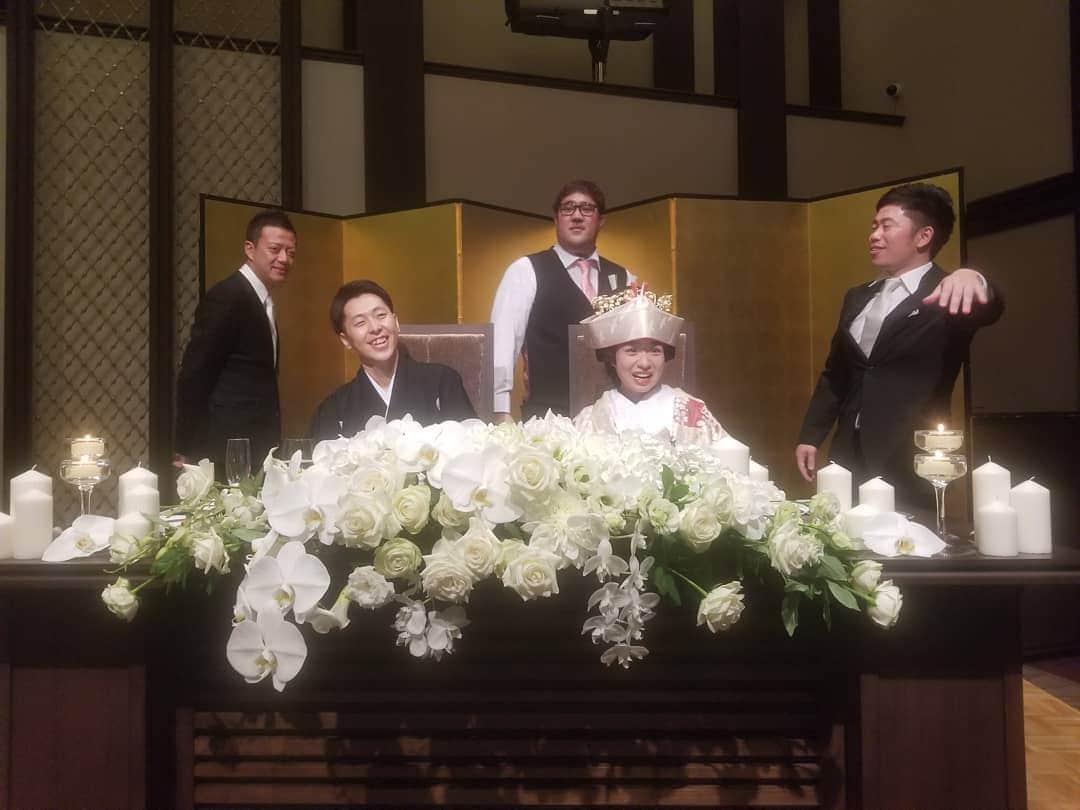 太田芳伸のインスタグラム：「早く撮りたいのに なかなか集まらない 新喜劇の若手。  披露宴は最高でした❗ 本当にお二人ともおめでとう🎵 ここにいれた事に感謝✨」