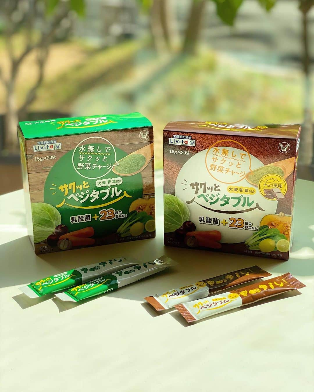 minminさんのインスタグラム写真 - (minminInstagram)「・ 最近は7月の日照不足に 台風が重なり野菜が品薄状態で 値段も高いです💦 ・ 身体のことを考えるともっと色々な野菜を バランスよく摂るべきだと思うのですが、 なかなかそうはいかないですよね😅 ・ ・ 今回モニターさせていただきました #サクッとベジタブル は乳酸菌と23種類の 国産野菜を配合した栄養補助食品。 ・ サラサラとした食感で口溶けもよく ヨーグルトにかけたり飲み物に入れても 合うんじゃないかな？と思いました。 ・ 味は2種類✨ 私はプレーン味が好きなのですが 娘はココアっぽい感じの味がするチョコ風味が 美味しいとよく食べています😊 ・ 水なしでそのままサクッと食べられるので 忙しい時も手頃でいいですね。 ・ こちらは10月発売の新商品です。 製品の詳細は大正製薬さんのホームページを ご覧になってくださいね✨ ・ ・ #野菜#ダイエット#補助食品#野菜不足#朝食#朝ごはん#サクベジ#3秒野菜チャージ#栄養補助食品#大正製薬#サクッとベジタブル#サクッとベジタブル_PR」9月26日 11時44分 - amiagram