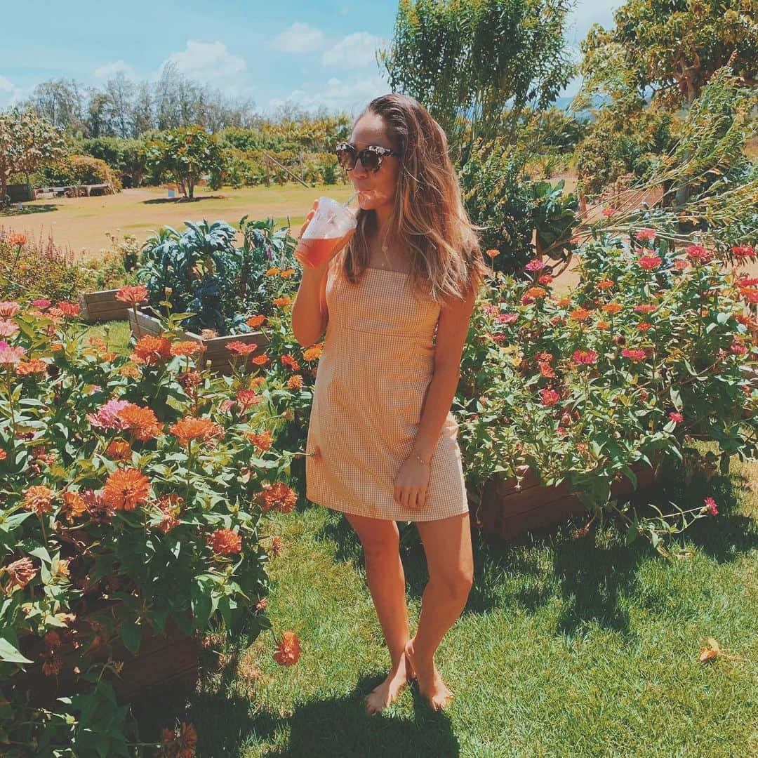 アリッサ ウーテンのインスタグラム：「Lunch in the garden 💐」