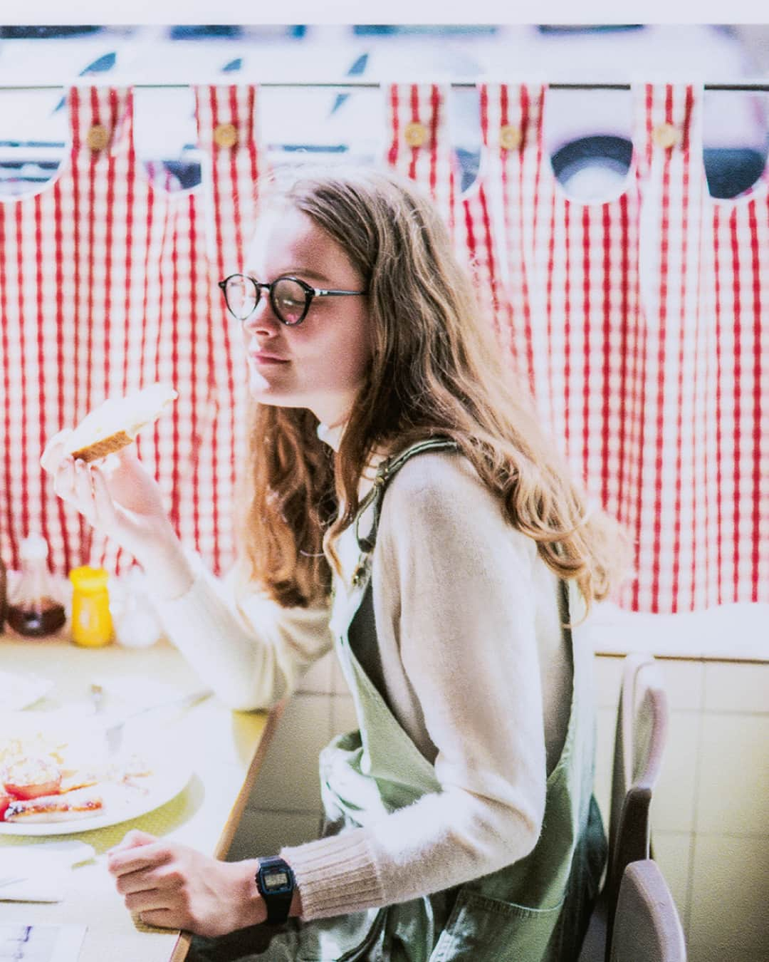 FUDGEさんのインスタグラム写真 - (FUDGEInstagram)「‣ ‣ ‣ STORY OF A GIRL LONDON GIRL'S DIARY . . ある秋の日、素敵なロンドンガールになりたいと英国田舎からやってきた女の子。 そんな彼女のやりたいこと、行きたい場所、叶えたい夢が詰まったダイアリー。 . //////////////////////////////////////////////////////// FUDGEの雑誌《最新号VOL.196》は、 WANNA BE…LONDON GIRL 『変わる良さ、変わらない良さ』。 ロンドンガールに憧れて、英国田舎からきた女の子のファッションストーリー。 いまの気分をプラスした、アップデートされたロンドンガールをお届け！ . 全国の書店、コンビニ、webで人気販売中！ ぜひ、最新号をゲットして @fudge_magazine をタグ付けしてね！ . ------------------------ . 《FUDGEの他のアカウントも更新中》 : ⌎men'sFUDGE @mensfudge ⌎snap @fudge_snap ⌎beauty @fudge_beauty ⌎onlinestore @fudge_online_store : .」9月26日 12時00分 - fudge_magazine