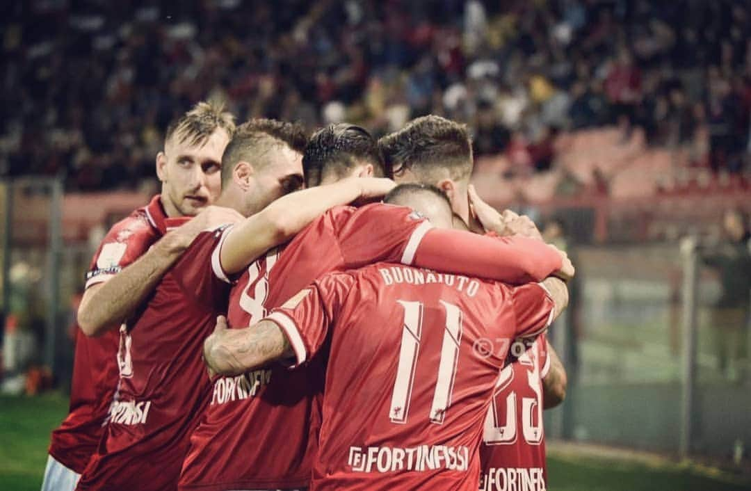 ノルベルト・ジェンベールのインスタグラム：「Bella vittoria, testa già alla prossima 💪⚪🔴 #perugia #frosinone #keepfighting #forzagrifo」