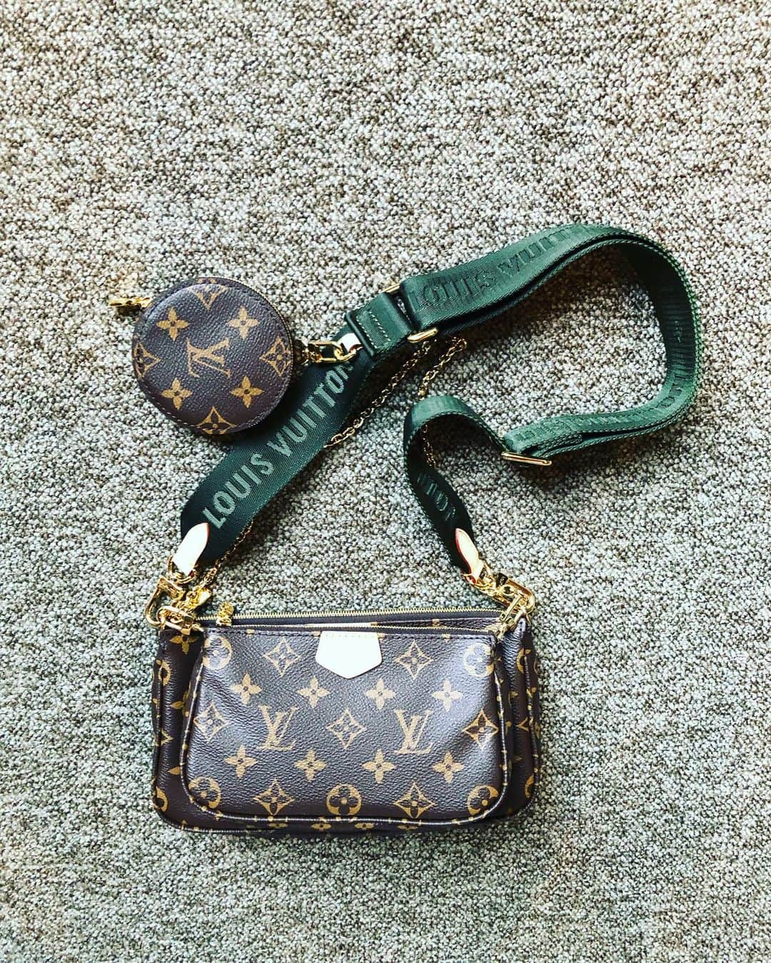 田中杏子さんのインスタグラム写真 - (田中杏子Instagram)「Lovely Louis Vuitton's new bag, Multy pochette💕💕 ルイ・ヴィトンから発売の、 愛らしいミュルティ ポシェットで、 スタイリングのアイデアが広がります😍  #akotanaka #ミュルティポシェット #Multypochette」9月26日 3時16分 - akoakotanaka