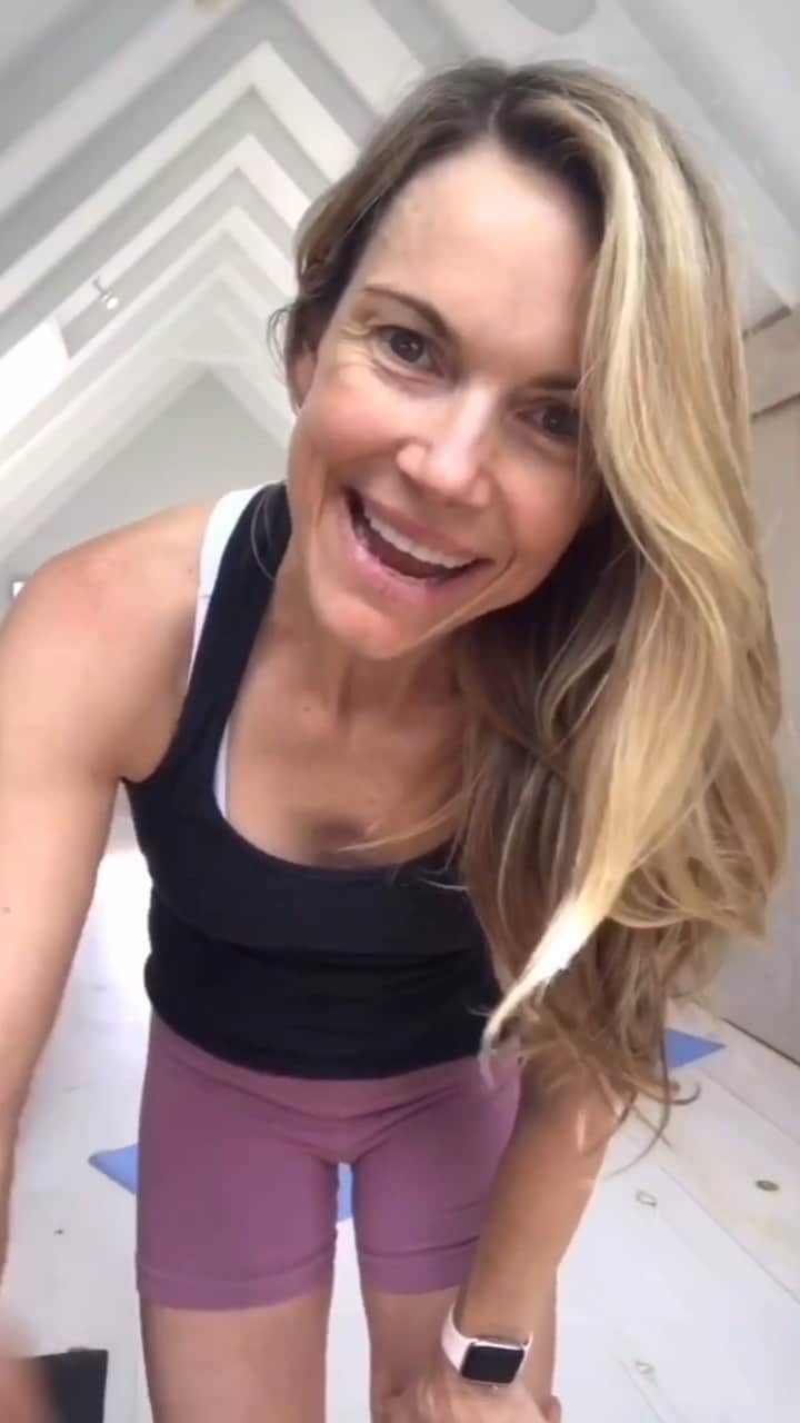 Weledaのインスタグラム：「@Kristinmcgee Shares with us her favorite yoga poses and the Weleda products that have been her favorite throughout her 28 day journey! #WeledaSkin⁣ ⁣ Below is a fun flow created by Kristin that you can try to destress and find your inner glow: ⁣ - Downward dog⁣ - Plank⁣ - Sun salute⁣ - Dog split⁣ - Warrior 3⁣ - Hand to foot pose⁣ - Pistol squat - Half moon - Rockstar⁣ - Side plank⁣ - Vinyasa⁣ - Jump back to forward fold」