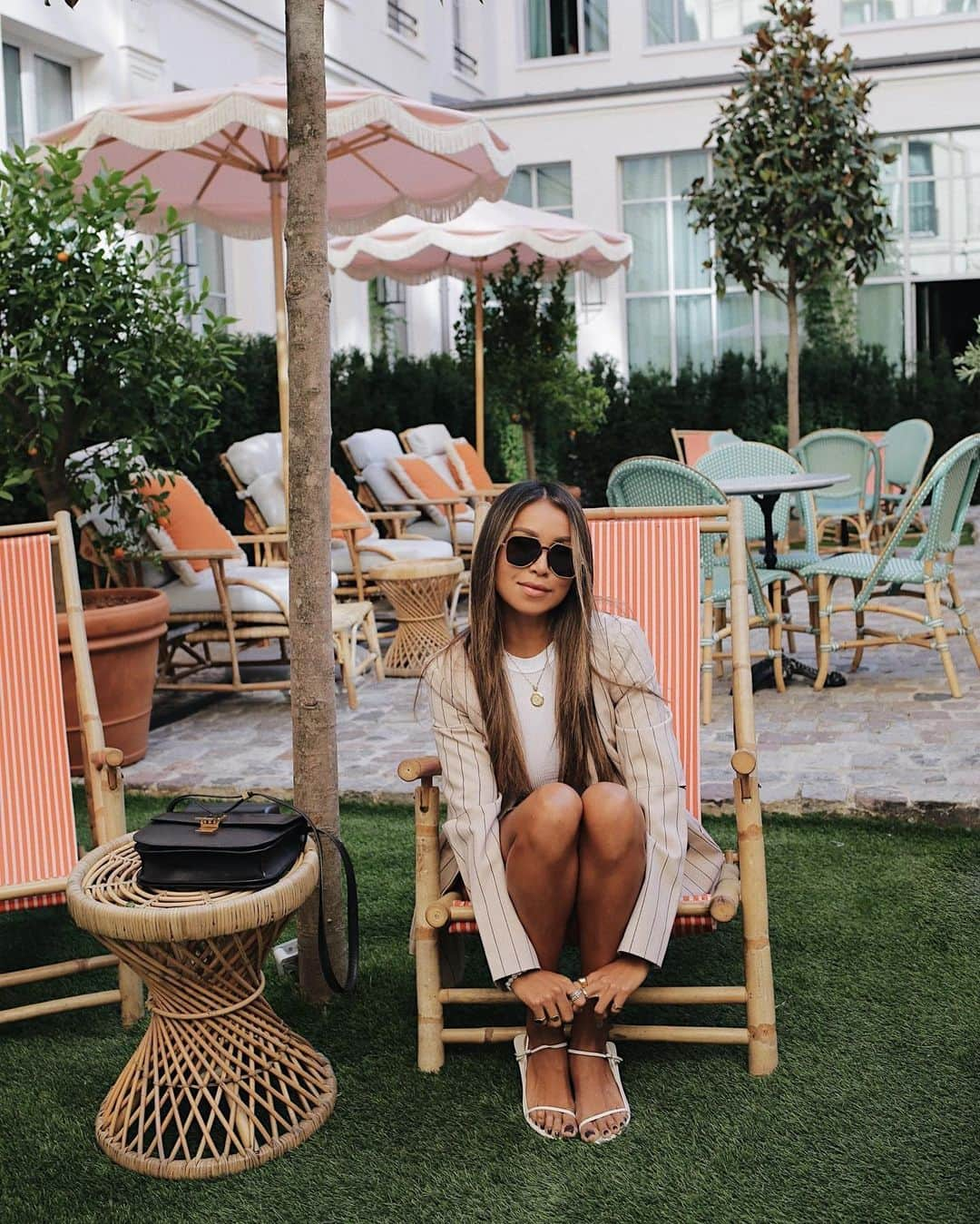 ジュリー・サリニャーナさんのインスタグラム写真 - (ジュリー・サリニャーナInstagram)「Terrace weather at La Riviera @thehoxtonhotel, so I can actually hold on to summer a bit longer here! @rivieparis ☀️」9月26日 3時29分 - sincerelyjules