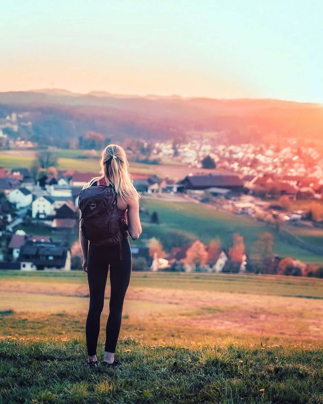 マチルダ・セーデルルンドさんのインスタグラム写真 - (マチルダ・セーデルルンドInstagram)「Love this photo from Frankenjura by @sammydahlman 🌲🧡 Story behind the photo: Could have been taken after a nice crisp day at the crag, pulling on pockets, drinking hot coffee and eating carrot cake. But it’s actually my first shaky steps outside after the worst 24 h of food poisoning. All I had energi for was to try the moves in one route this day. On the way back we drove past this beautiful sunset and we all (@sammydahlman + @sebastianryman ) had to get out of the car and look at it. Felt alive again. Samy brought out his camera and snapped this photo. Oh, and the route that I tried this day will be featured in the next episode on my YouTube 🎥 (link in bio) 🤗」9月26日 4時09分 - matilda_soderlund