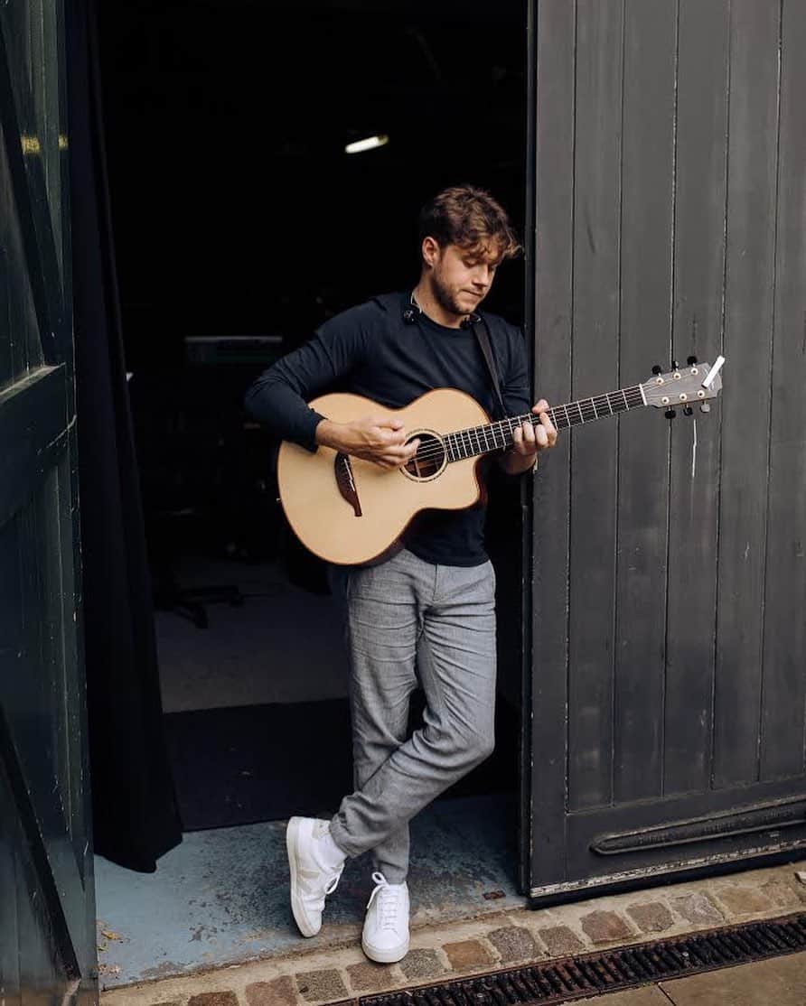 ナイル・ホーランのインスタグラム：「it’s time .... niallhoran.com」