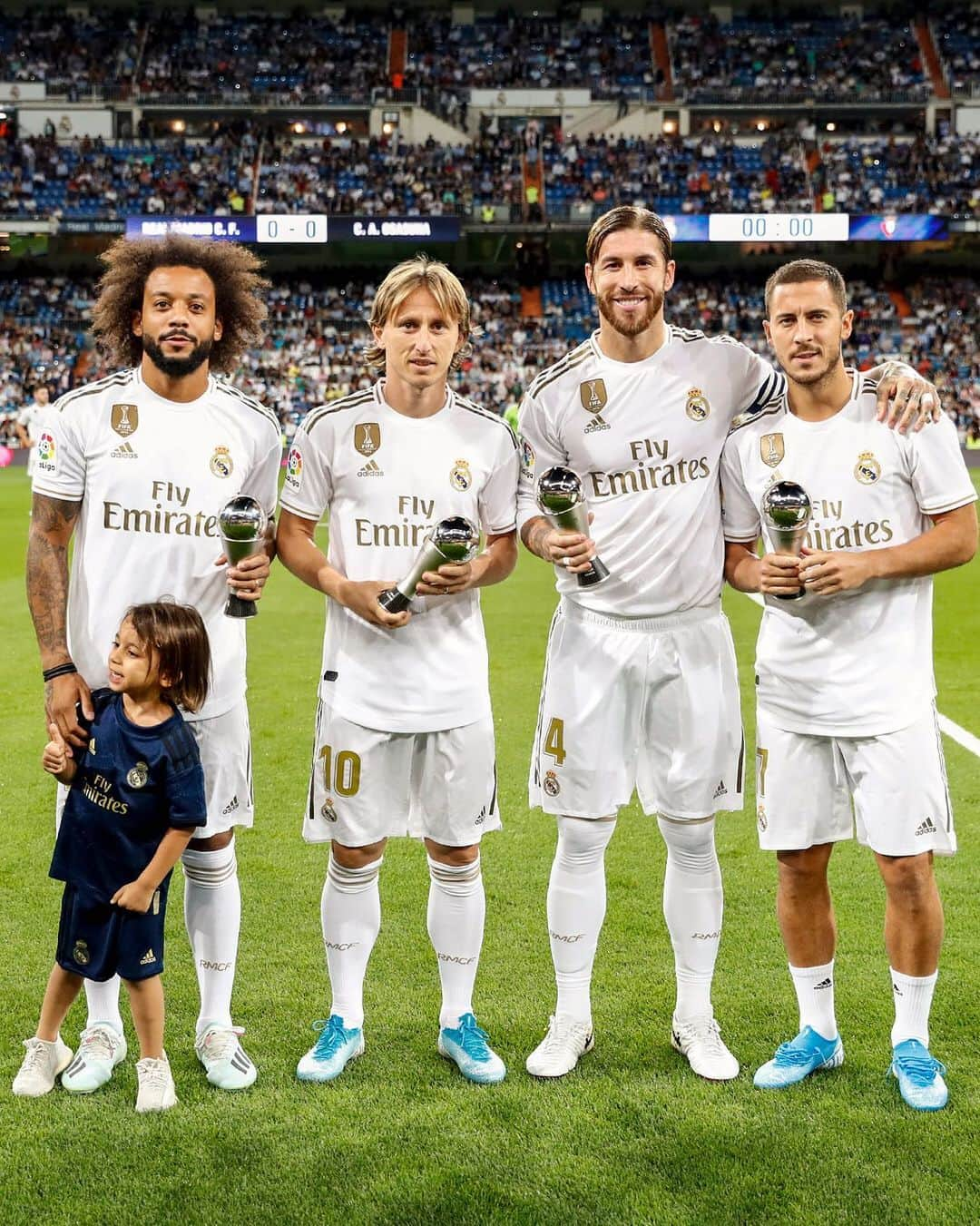 レアル・マドリードさんのインスタグラム写真 - (レアル・マドリードInstagram)「🏆😀👏 Our FIFA FIFPro World XI representatives show off their awards at the Bernabéu! - ¡Nuestros representantes en el FIFA FIFPro World XI ofrecieron sus premios al Bernabéu! #HalaMadrid | #TheBest」9月26日 4時30分 - realmadrid