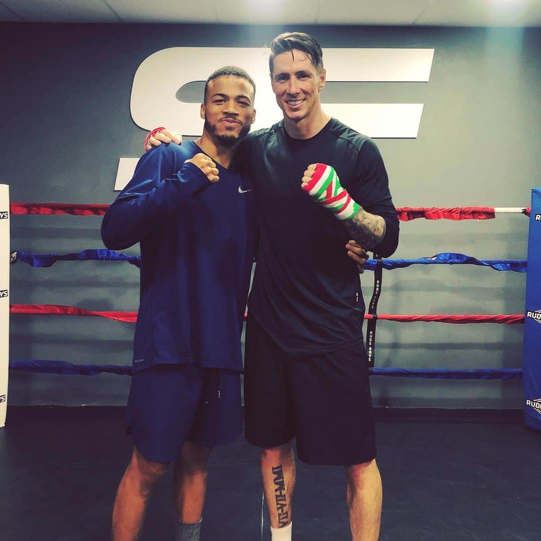 フェルナンド・トーレスのインスタグラム：「Pasos firmes , concentración , dedicación y aprendiendo a intuir ... Disfrutando del noble arte con el profe @alonsodoteljr 🥊 #Thecave @9fitness」
