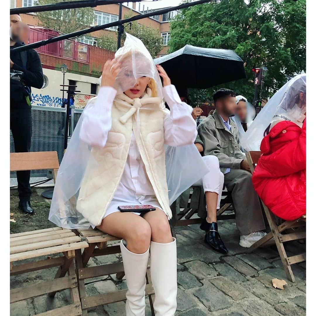 ダラ さんのインスタグラム写真 - (ダラ Instagram)「@courreges expectation vs reality 🤣😭☔️🙏🏻 이번 파리 패션위크의 키워드는 #비 ㅋㅋ💦☔️🌂 it’s raining again! But the show was awesome!!! 😆👏🏻👏🏻👏🏻👍 #pfw #dara」9月26日 4時53分 - daraxxi