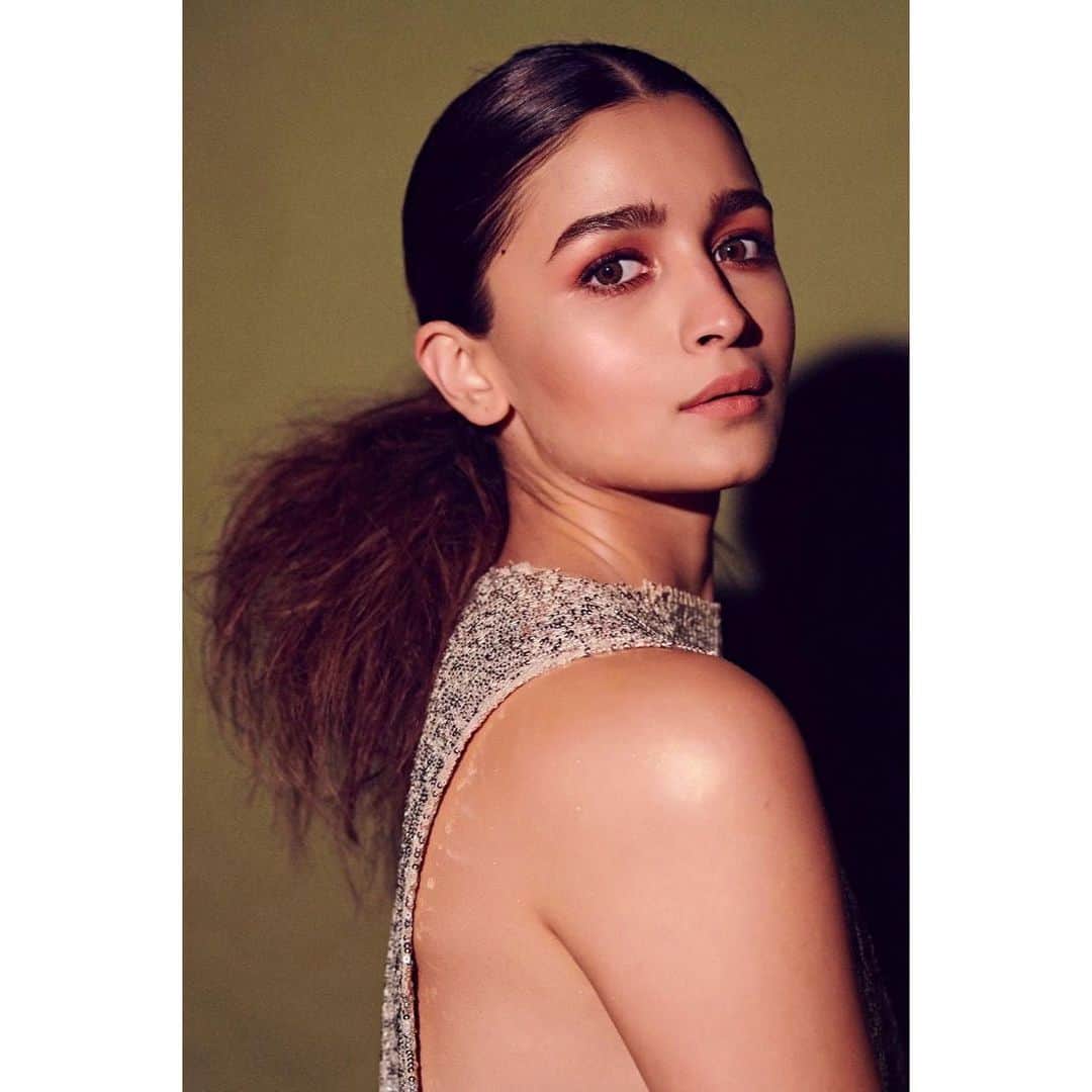 アリア・バットのインスタグラム：「All that glitters.. wearing @michaelcostello  make up by my 💓 @puneetbsaini  hair my my forever fav @ayeshadevitre @sajzdot  styled by the bestest @anaitashroffadajania  shot by my fav @thehouseofpixels  managed by didis @grish1234 @hypenq_pr」