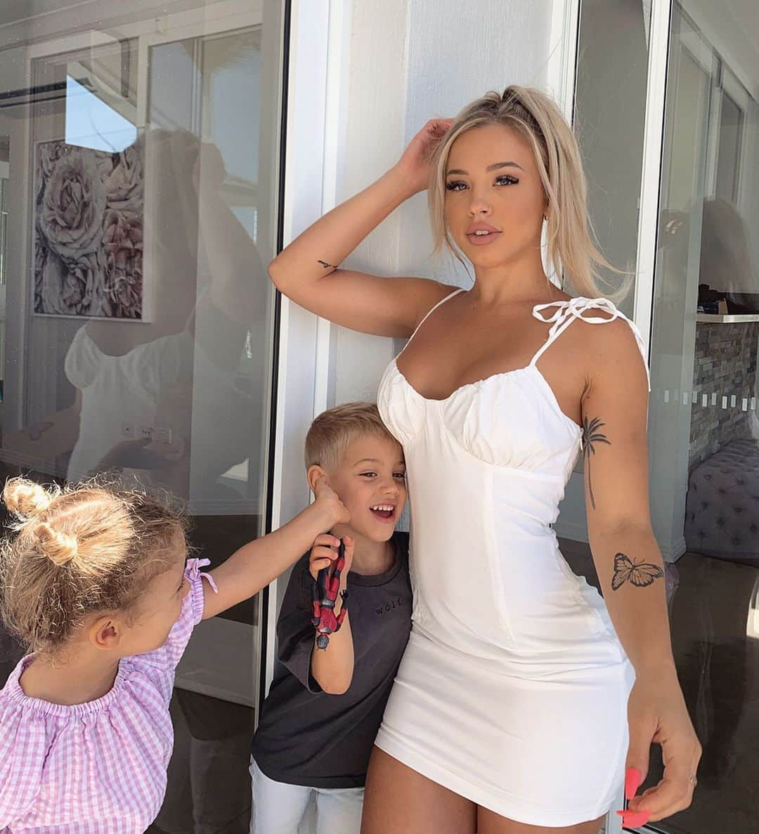 Tammyさんのインスタグラム写真 - (TammyInstagram)「Sassy’s grin is the absolute most 😬😂 LOOK AT MY ANGELS ! 😍 dress from @fashionnova」9月26日 5時11分 - tammyhembrow