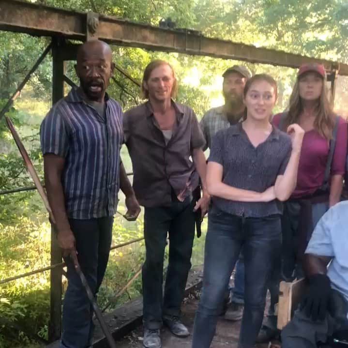 マギー・グレイスのインスタグラム：「TOM . A eulogy in chorus for our fallen comrade character on @feartwd . Goddammit we don’t get to play with the fabulous @mrjoemassingill anymore! Oh and some VERY ARTSY camera work by @kingofbingo #wtfgetoffthebridgetom #why #castharmony #overtimesilliness #itsover100degrees #guyswherearewe」