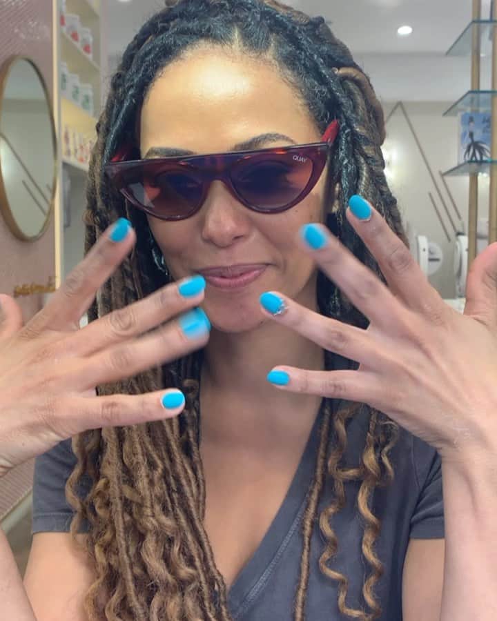 ジーン・トリプルホーンのインスタグラム：「Mid-week cheer!  #nailsofinstagram」