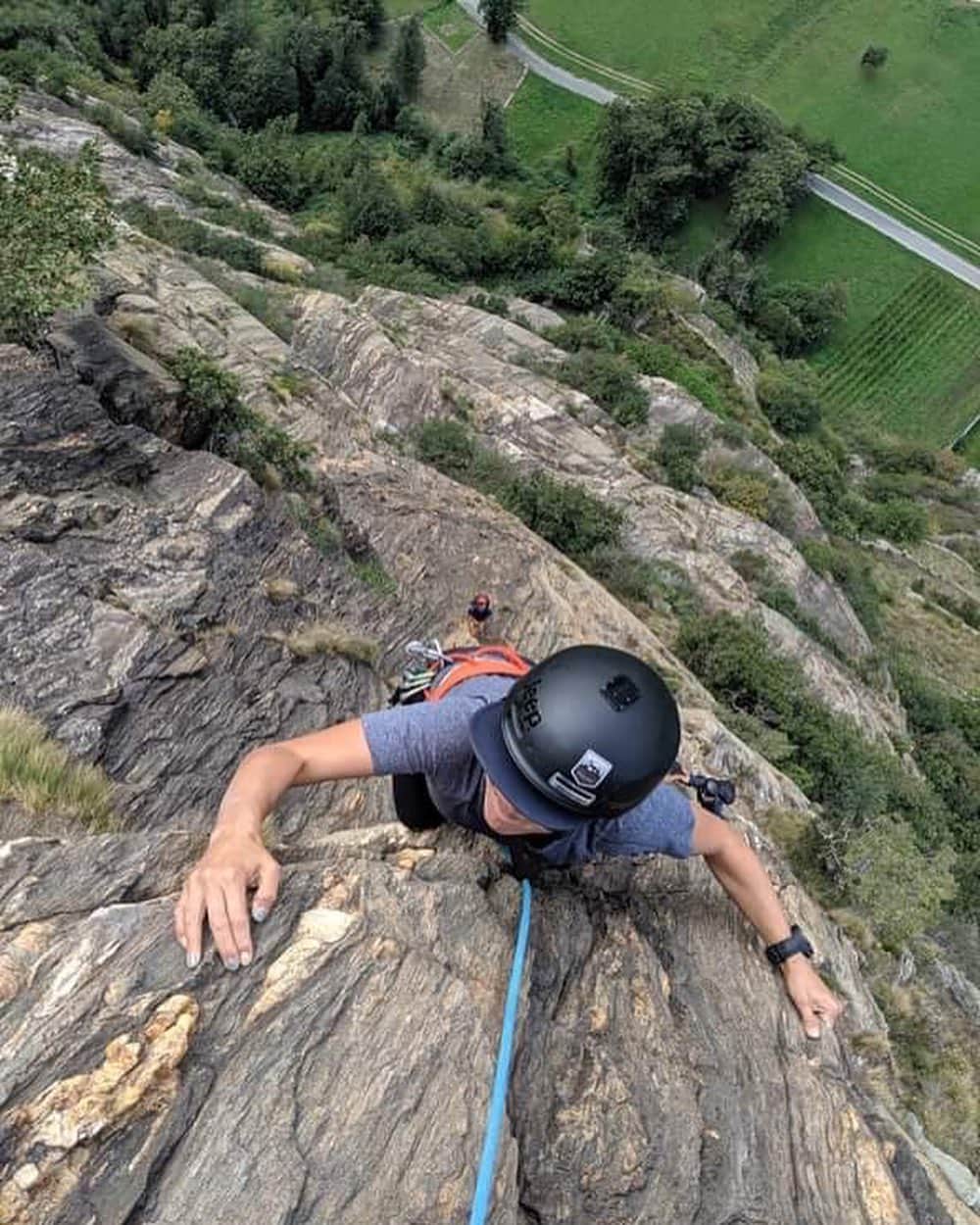 小野塚彩那のインスタグラム：「My second climbing was so hard...🧗‍♀️always ski style⛑🎿. . 先日に引き続き、人生2回目の外岩。ハードでした…途中、登れなくて悔しいわ、新しいシューズで痛いわのパニックで2泣。楽しすぎるー🤩. . 今日もありがとうございました🙏❤️. . @yujiemoto @ranyo_tanaka @hisanori_kato . @thenorthfacejp . . #neverstopexploring #shemovesmountains #Italy #montblanc #climbing」