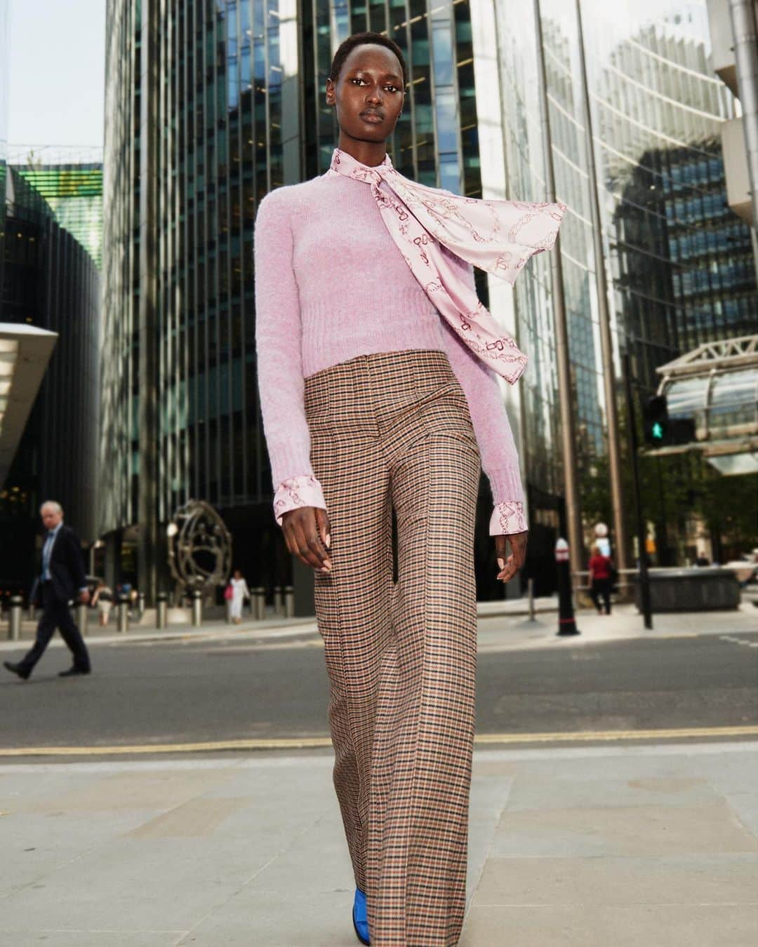 ヴィクトリアベッカムさんのインスタグラム写真 - (ヴィクトリアベッカムInstagram)「Waxy pastels sit alongside traditional tweed for a modern take on mixing colours and textures for #VBAW19. x VB」9月26日 6時01分 - victoriabeckham