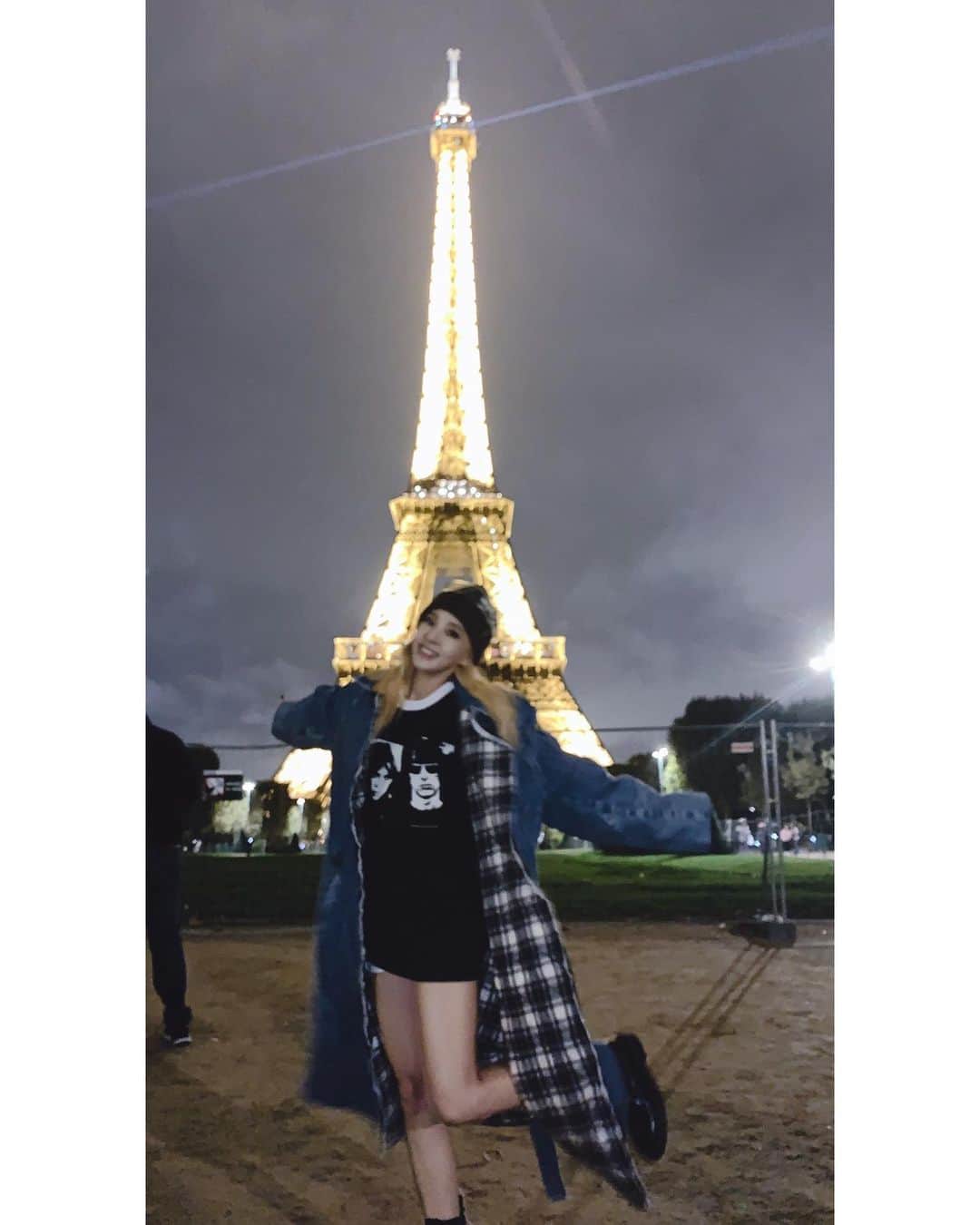 ダラ さんのインスタグラム写真 - (ダラ Instagram)「Paris day 2 #eiffeltower #에펠탑 you got that fire 🔥🔥🔥」9月26日 6時19分 - daraxxi