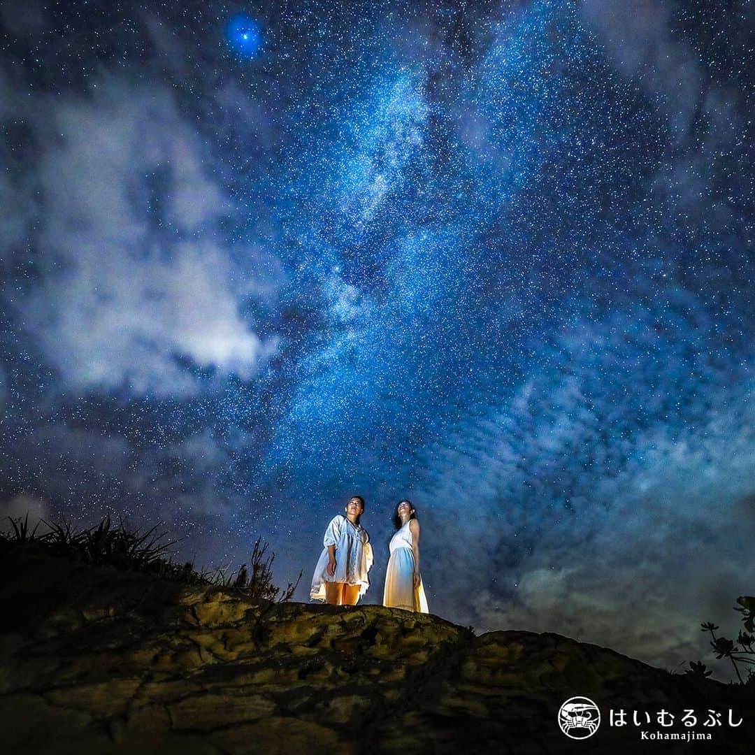 HAIMURUBUSHI はいむるぶしさんのインスタグラム写真 - (HAIMURUBUSHI はいむるぶしInstagram)「雲の切れ目から姿を現した満天の星々… 観る者の心を魅了して止まない美しい星空が広がっています。 #沖縄 #八重山諸島 #小浜島 #星空 #星空保護区 #リゾート #ホテル #はいむるぶし #japan #okinawa #yaeyamaislands #kohamajima #starrysky #ida #beachresort #haimurubushi @minefuyu_yamashita」9月26日 6時20分 - haimurubushi_resorts