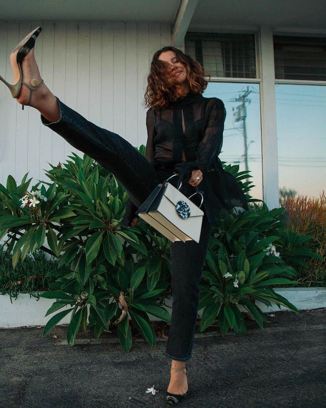 カーラ・デラスのインスタグラム：「Leaving the office 🚍 exhausted yet “chic” with @danselente_official bag from @modaoperandi #mymoda #sponsored」