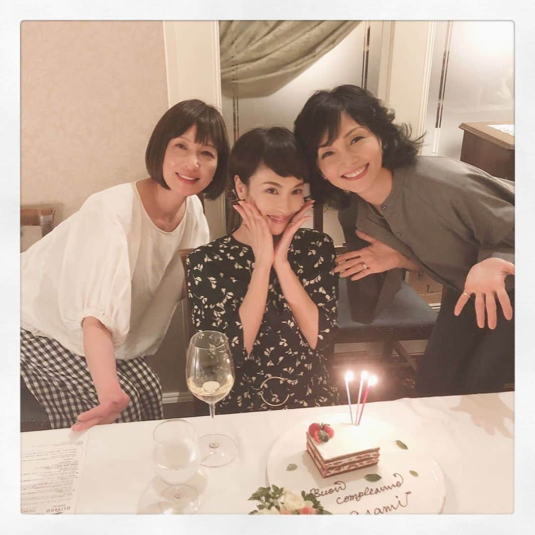 清川あさみさんのインスタグラム写真 - (清川あさみInstagram)「昨夜は沢山の打ち合わせの後に、、南果歩ちゃんとメイクのちほちゃん2人がサプライズでお誕生日お祝い🎂してくれました✨作品でモデルをお願いしてから本当に長い関係。今が一番綺麗！ 2020の大河も楽しみにしてるね✨何時も応援してくれてありがとう✨ 旦那からも @doverstreetmarketnewyork でshoppingに続き.またまたプレゼント🎁嬉。 @kaho_minami  #美女採集 #からの関係 #どんどん綺麗に #仕事のマニアックな話もついてきてくれるw #南果歩 #メイクのちほちゃんと #mybirthday #koheinawa #お誕生日会何気に続く😆 #感謝します」9月26日 6時42分 - asami_kiyokawa