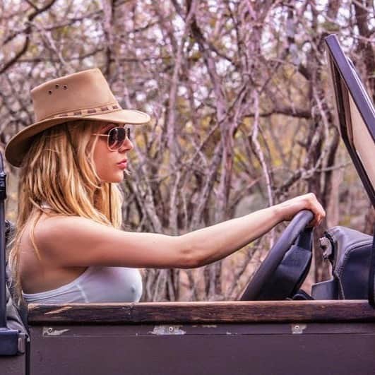 キャサリン・ウィニックのインスタグラム：「Happiness is..」