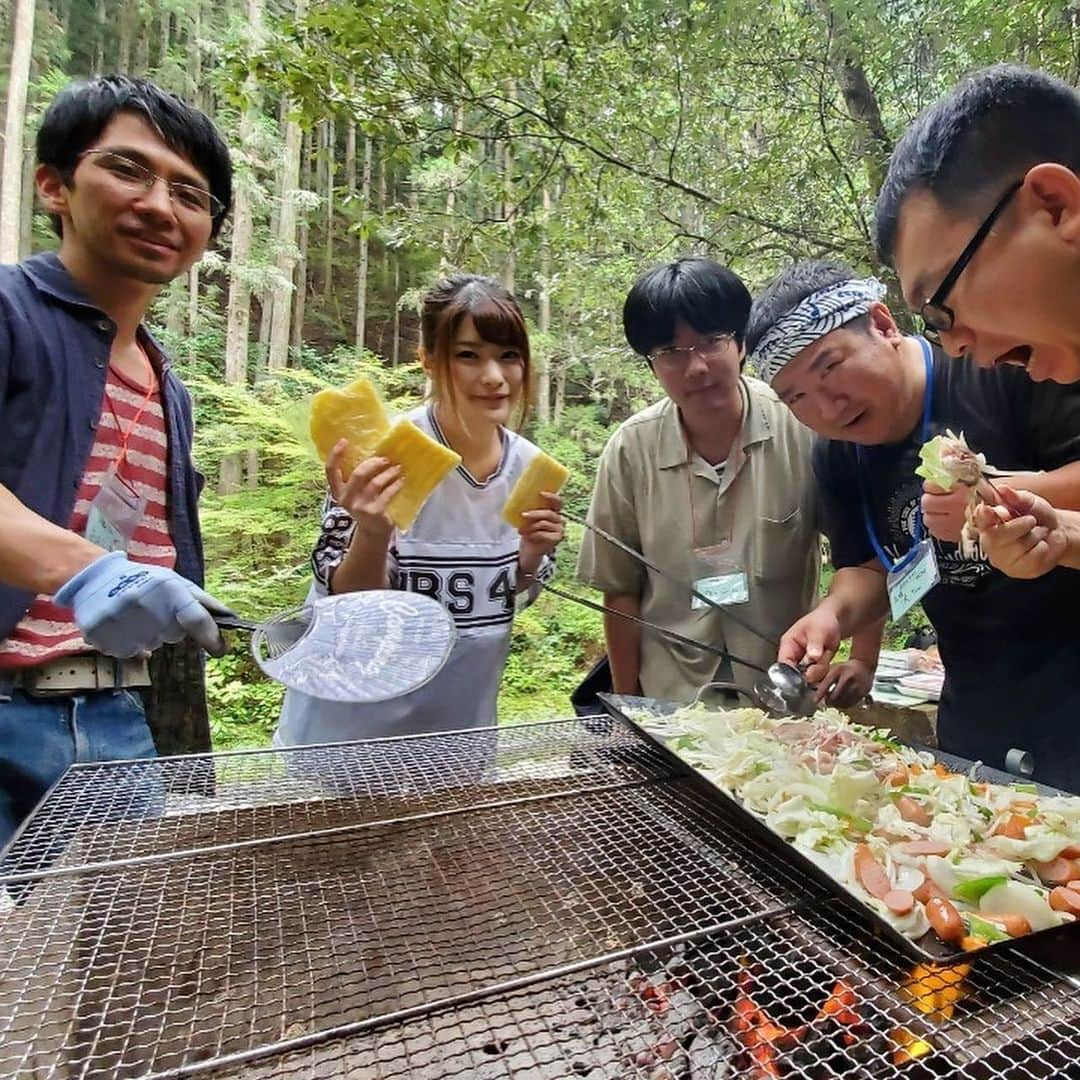 上矢えり奈さんのインスタグラム写真 - (上矢えり奈Instagram)「＊-＊-＊-＊-＊-＊-＊-＊. . 初めてのBBQオフ会！！ やりたいこといっぱい詰めました☺️ みんなでお肉囲って食べたり スイカ割りも露天風呂も！ マイクロバスでみんなで行ったのも！ 最高な夏の思い出だったなー✌︎('ω'✌︎ ). . erina. . ＊-＊-＊-＊-＊-＊-＊-＊. . #BBQ #オフ会 #夏の思い出 #スイカ割り #露天風呂 #貸切 #浜松市天竜区 #上矢えり奈 #夏の締めくくり」9月26日 6時54分 - k.erinyann