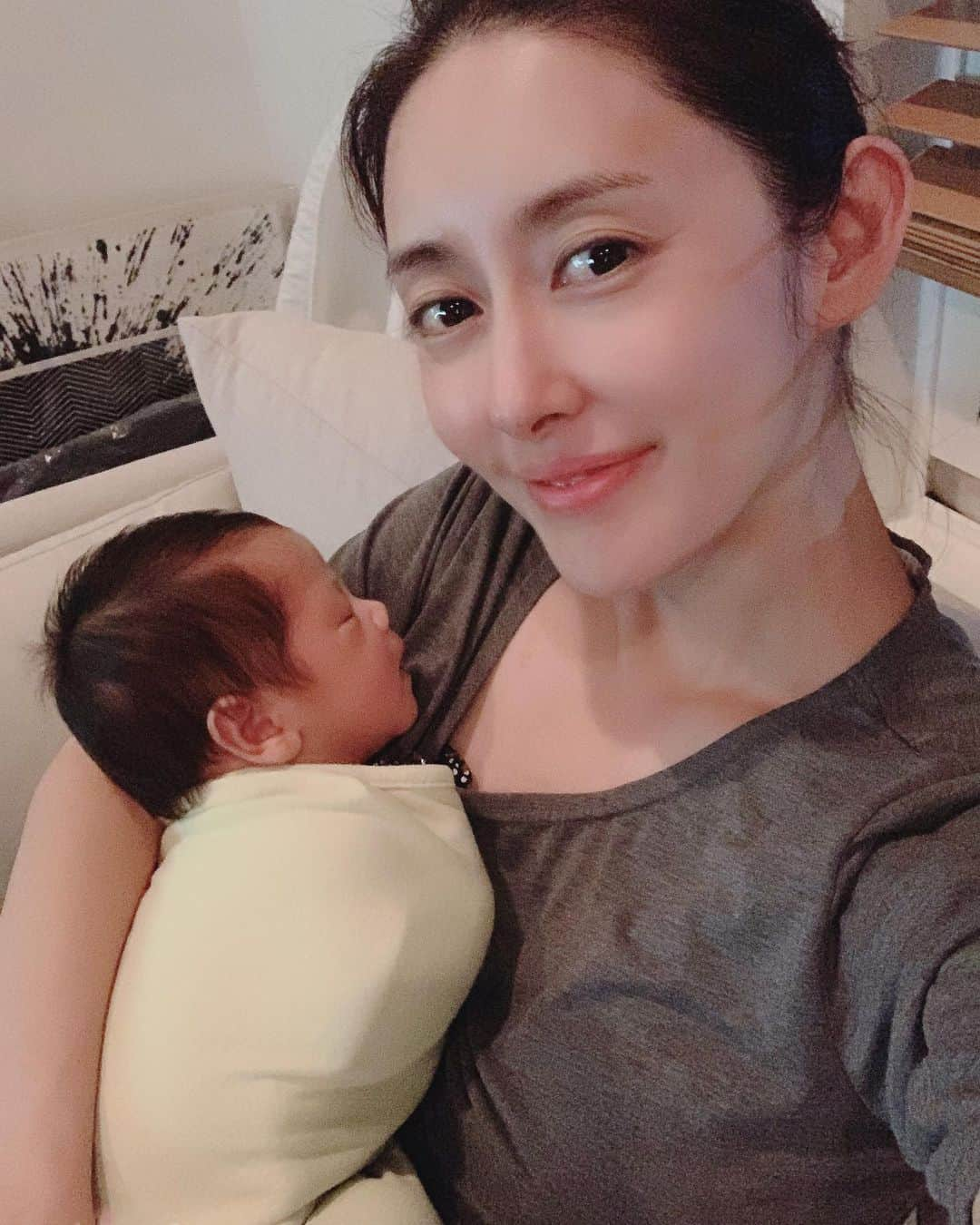 高木りなさんのインスタグラム写真 - (高木りなInstagram)「お風呂入って授乳して🛁🤱🏻✨ さーて、今夜は何時間寝てくれるかな。 목욕하고, 수유하고... 과연 오늘은 몇시간 자줄까...? 🌙💫 . #육아일기 #육아기록 #신생아 #아들맘 #育児日記 #育児記録 #新生児 #男の子ママ #babyboy #newborn #goodnight」9月26日 12時21分 - rinasvoyage