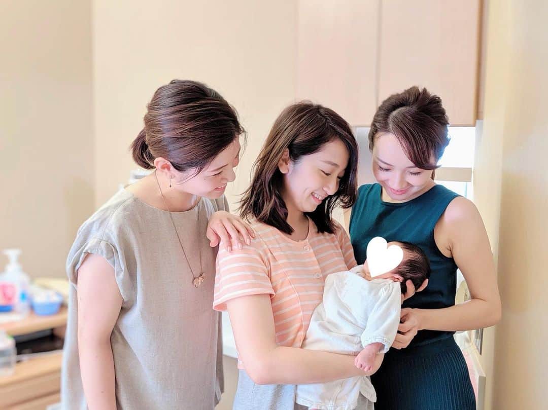 小野恵美のインスタグラム：「お見舞いに来てくれた えりかちゃんとあさみちゃん☺️ 沢山抱っこしてくれて、お祝いしてくれてありがとう💐  2人のように美しくて心の優しい女の子になりますように😌💕 #赤ちゃん #女の子ママ #baby #出産 #感謝」