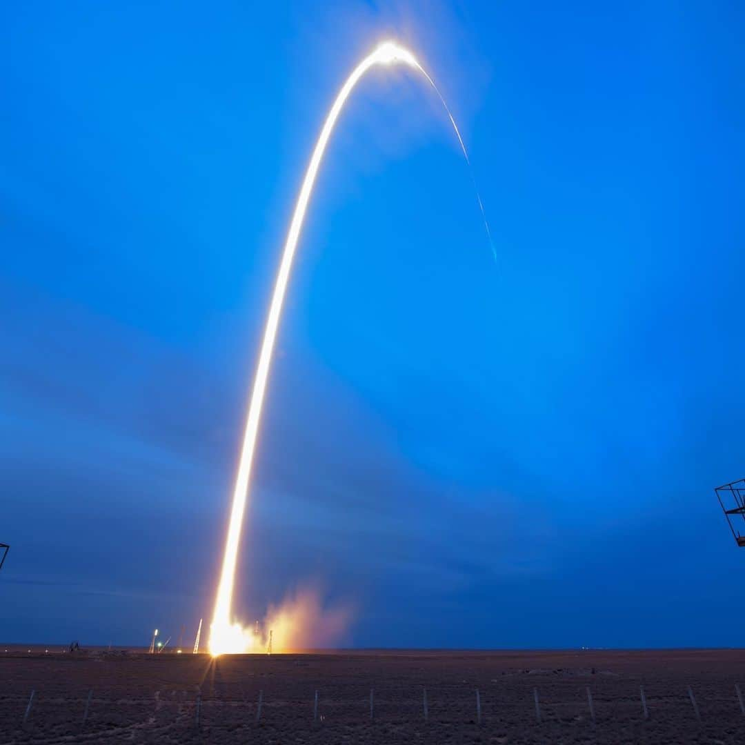 NASAさんのインスタグラム写真 - (NASAInstagram)「"What it looks like from the space station when your best friend achieves her lifelong dream to go to space." 👩‍🚀 From orbit, astronaut Christina Koch (@astro_christina) captured this photo of the second stage of the Soyuz spacecraft launch carrying Jessica Meir (@astro_jessica) and two more space travelers: Oleg Skripochka of Roscosmos and spaceflight participant Hazzaa Ali Almansoori. The Soyuz docked to the @ISS today after a four-orbit, six-hour flight. Scroll through for more images of the launch!⁣ ⁣ #friendshipgoals #launch #spaceflight #astronauts #spacestation #nasa⁣ ⁣ Image 1: Soyuz launch photographed from the International Space Station Wednesday, Sept. 25, 2019, by NASA astronaut Christina Koch. Photo Credit: NASA⁣ Images 2-4: The Soyuz MS-15 spacecraft is launched with Expedition 61 crewmembers Jessica Meir of NASA and Oleg Skripochka of Roscosmos, and spaceflight participant Hazzaa Ali Almansoori of the United Arab Emirates Wednesday, Sept. 25, 2019 from the Baikonur Cosmodrome in Kazakhstan. Photo Credit: (NASA/Bill Ingalls)⁣ Image 5: Expedition 61 astronaut Jessica Meir of NASA, top, spaceflight participant Hazzaa Ali Almansoori of the United Arab Emirates, center, and Expedition 61 cosmonaut Oleg Skripochka of Roscosmos, wave farewell prior to boarding the Soyuz MS-15 spacecraft for launch, Wednesday, Sept. 25, 2019 at the Baikonur Cosmodrome in Kazakhstan. Photo Credit: (NASA/Bill Ingalls)⁣」9月26日 7時08分 - nasa