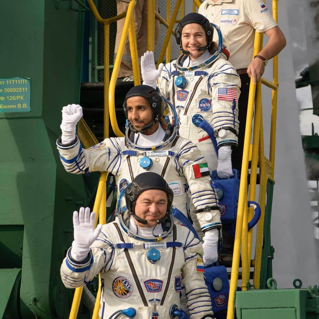 NASAさんのインスタグラム写真 - (NASAInstagram)「"What it looks like from the space station when your best friend achieves her lifelong dream to go to space." 👩‍🚀 From orbit, astronaut Christina Koch (@astro_christina) captured this photo of the second stage of the Soyuz spacecraft launch carrying Jessica Meir (@astro_jessica) and two more space travelers: Oleg Skripochka of Roscosmos and spaceflight participant Hazzaa Ali Almansoori. The Soyuz docked to the @ISS today after a four-orbit, six-hour flight. Scroll through for more images of the launch!⁣ ⁣ #friendshipgoals #launch #spaceflight #astronauts #spacestation #nasa⁣ ⁣ Image 1: Soyuz launch photographed from the International Space Station Wednesday, Sept. 25, 2019, by NASA astronaut Christina Koch. Photo Credit: NASA⁣ Images 2-4: The Soyuz MS-15 spacecraft is launched with Expedition 61 crewmembers Jessica Meir of NASA and Oleg Skripochka of Roscosmos, and spaceflight participant Hazzaa Ali Almansoori of the United Arab Emirates Wednesday, Sept. 25, 2019 from the Baikonur Cosmodrome in Kazakhstan. Photo Credit: (NASA/Bill Ingalls)⁣ Image 5: Expedition 61 astronaut Jessica Meir of NASA, top, spaceflight participant Hazzaa Ali Almansoori of the United Arab Emirates, center, and Expedition 61 cosmonaut Oleg Skripochka of Roscosmos, wave farewell prior to boarding the Soyuz MS-15 spacecraft for launch, Wednesday, Sept. 25, 2019 at the Baikonur Cosmodrome in Kazakhstan. Photo Credit: (NASA/Bill Ingalls)⁣」9月26日 7時08分 - nasa