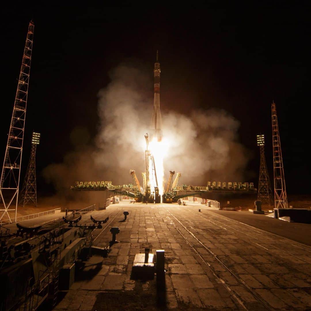 NASAさんのインスタグラム写真 - (NASAInstagram)「"What it looks like from the space station when your best friend achieves her lifelong dream to go to space." 👩‍🚀 From orbit, astronaut Christina Koch (@astro_christina) captured this photo of the second stage of the Soyuz spacecraft launch carrying Jessica Meir (@astro_jessica) and two more space travelers: Oleg Skripochka of Roscosmos and spaceflight participant Hazzaa Ali Almansoori. The Soyuz docked to the @ISS today after a four-orbit, six-hour flight. Scroll through for more images of the launch!⁣ ⁣ #friendshipgoals #launch #spaceflight #astronauts #spacestation #nasa⁣ ⁣ Image 1: Soyuz launch photographed from the International Space Station Wednesday, Sept. 25, 2019, by NASA astronaut Christina Koch. Photo Credit: NASA⁣ Images 2-4: The Soyuz MS-15 spacecraft is launched with Expedition 61 crewmembers Jessica Meir of NASA and Oleg Skripochka of Roscosmos, and spaceflight participant Hazzaa Ali Almansoori of the United Arab Emirates Wednesday, Sept. 25, 2019 from the Baikonur Cosmodrome in Kazakhstan. Photo Credit: (NASA/Bill Ingalls)⁣ Image 5: Expedition 61 astronaut Jessica Meir of NASA, top, spaceflight participant Hazzaa Ali Almansoori of the United Arab Emirates, center, and Expedition 61 cosmonaut Oleg Skripochka of Roscosmos, wave farewell prior to boarding the Soyuz MS-15 spacecraft for launch, Wednesday, Sept. 25, 2019 at the Baikonur Cosmodrome in Kazakhstan. Photo Credit: (NASA/Bill Ingalls)⁣」9月26日 7時08分 - nasa