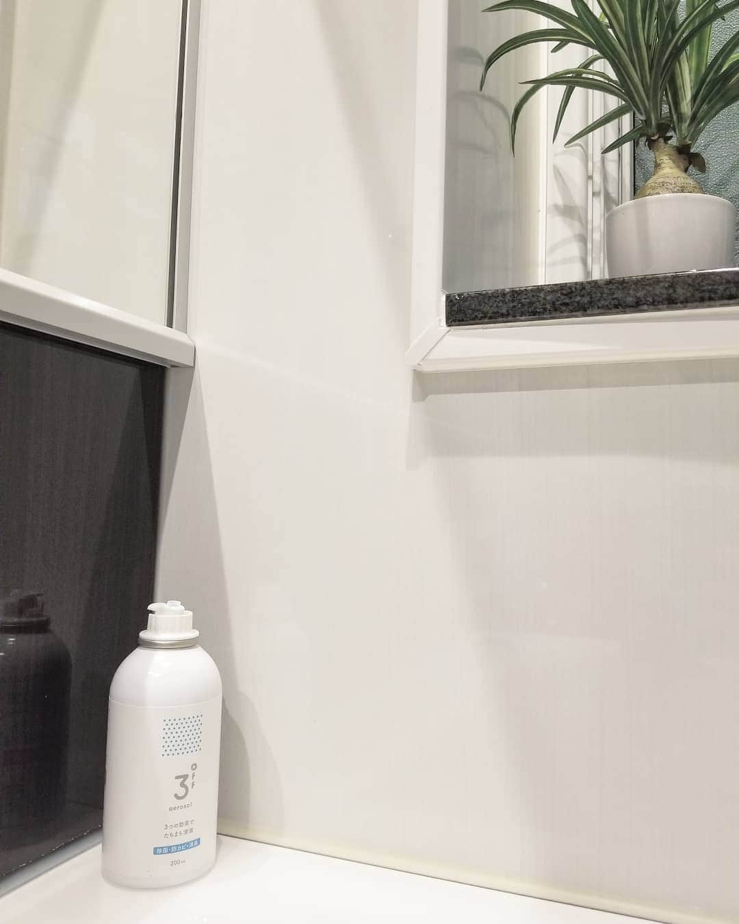 koyukkuma 一条工務店さんのインスタグラム写真 - (koyukkuma 一条工務店Instagram)「• @3off_official  3off 公式アンバサダーをさせていただいてます🎵 • 3offは除菌•防カビ•消臭…3つの効果があり、 安全性にこだわられた商品です。 • ●スプレー● 臭い、菌の気になるところにシュッ。 排水溝や生ゴミ、お風呂のヌメり対策に。 洗えない物のカビ予防にも！ ウィルス対策も出来るので、トイレや嘔吐後の後始末にも大活躍◎ • ●ミスト● スプレーと同じ効果で、持ち運びしやすい大きさ！ • ●エアゾール● 手の届かないところの予防掃除に。 2ヶ月に1回のお風呂のくん煙剤として、トイレの消臭にも！ ボタンを半押しですると押してる間だけ使えるのでロングブーツの消臭など、範囲の小さい物にもちょっと使えて便利◎ • • 今回はエアゾールを使ってお風呂の防カビしてみました！ • 半押しではなくスイッチを押し込んで出しっぱなしの状態にして、1回で中身をすべて使い切って浴室全体の防カビです🎵 • シューッと煙が出たら浴槽の角に置いて密室にします。 3分ほどで全て出るので、そのまま1時間放置。 その後しっかり換気します。 • 使い方が簡単なので、手軽にお風呂の防カビができて楽ちん💓 • 気になる方は @3off_official に飛んでチェックしてみてくださいね✈ • #スリーオフ #除菌 #防カビ #消臭 #除菌スプレー #カビ予防 #キッチン #お風呂 #トイレ #リビング #玄関 #暮らし #暮らしを楽しむ #日々のこと #日々の暮らし #すっきり暮らす #シンプルライフ #シンプルな暮らし #暮らしを整える #子どものいる暮らし」9月26日 7時09分 - kumasan_ismart