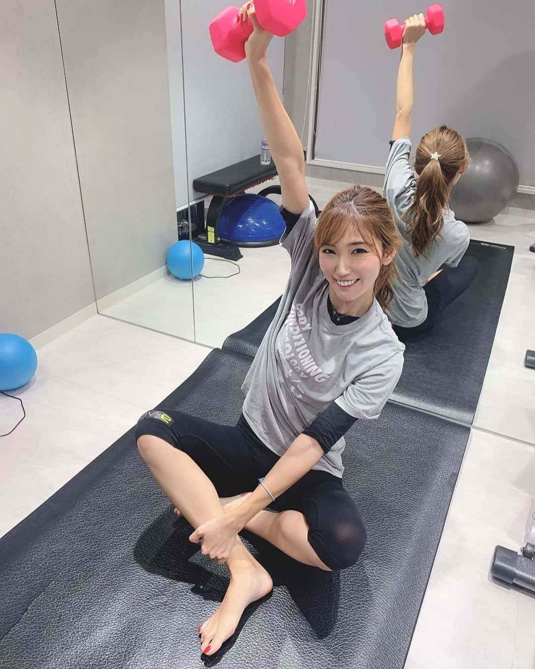 のインスタグラム：「おはようございます☀もう木曜なんだね！早いっ💦 今週も @bodyconditioningtechnology でトレーニングしてきました🏋️‍♀️ 私が30分も早く行ったばっかりに、長崎さん予約入っていたので、急遽山橋さんに担当していただきました！きっと休憩時間だったのに…すみませーん😭 . 今回もヒップアップと背中に筋肉をつけるべくトレーニング🔥トレーナーさんが変わるとやることも変わります！新鮮🥺 そして山橋さん、メニューが長崎さんよりキツイ！笑  でもトレーニング中にしっかり効いていてるのがわかりました！翌日筋肉痛きましたよー😏翌日ってのが重要です🥺✨ 山橋さん、ありがとうございました🌟 .  冬こそ頑張らないと🔥 . . . #パーソナルトレーニング #フィットネス #EMSスーツ #トレーニング #training #diet #ダイエット #ヒップアップ #スポーツ女子 #表参道 #表参道ジム  #EMSトレーニング #EMS #visionbody #ゴルフ女子 #腹筋」
