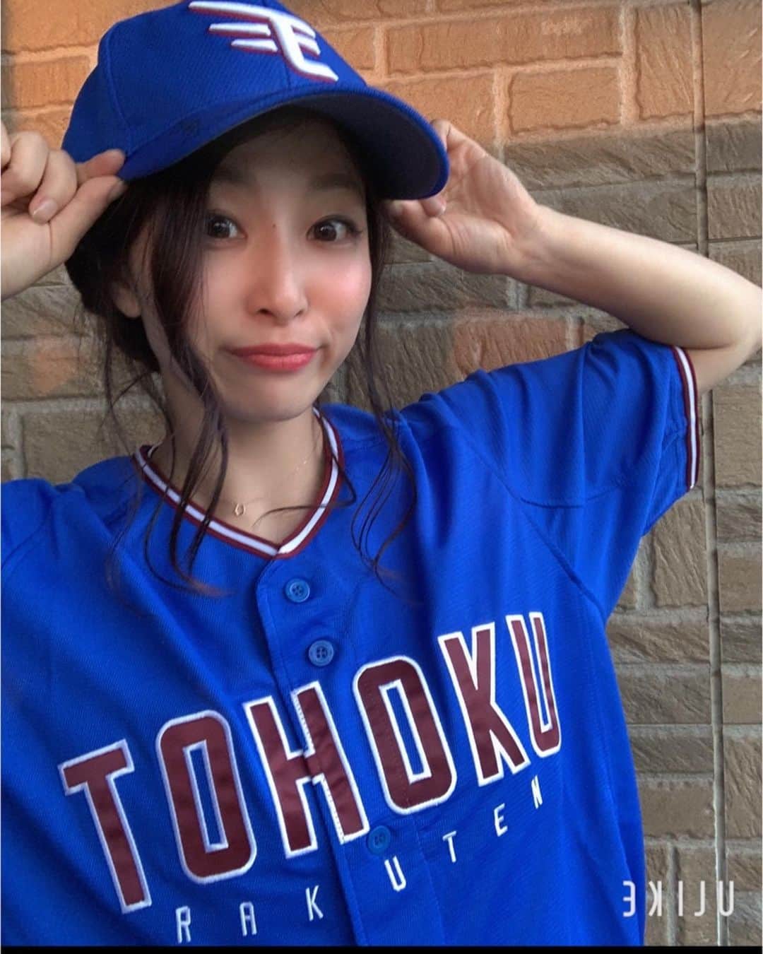 のインスタグラム：「. . . 楽天CS⚾️💕 . . 念願の青ユニフォーム＆ 一緒にトークショーに参加した牧田さんのサイン入りキャップを GETしたので撮影会しました📸笑 . . 第2弾。完結 . 3枚目の腕の筋肉と血管。逞しい🤣🤣🤣 . 撮影者:甥っ子👦 . . #東北楽天ゴールデンイーグルス @rakuten_eagles  #楽天 #イーグルス #野球観戦 #野球 #佐藤あり紗 #リガーレ仙台」